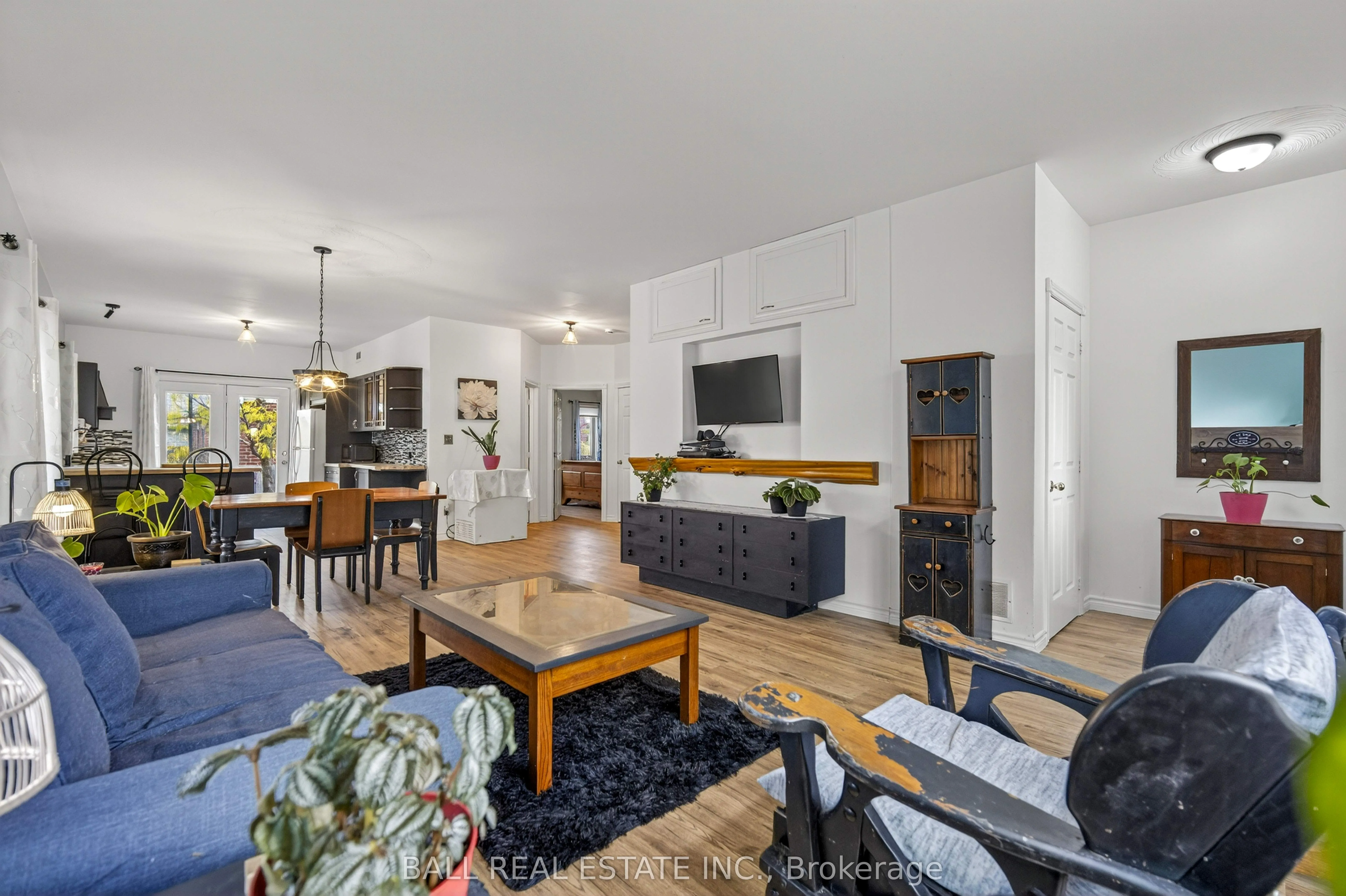 116 Adelaide Street S