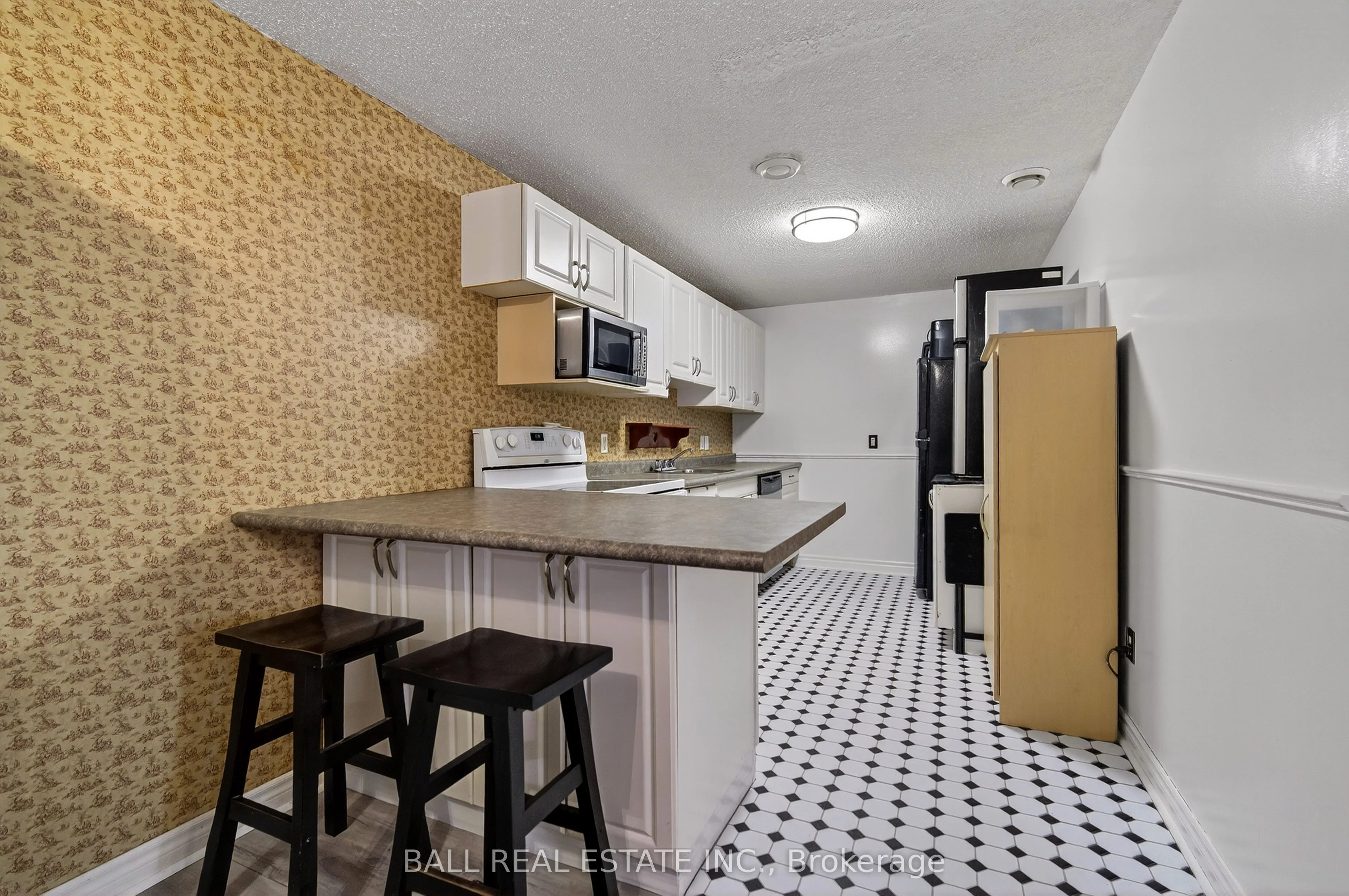 116 Adelaide Street S