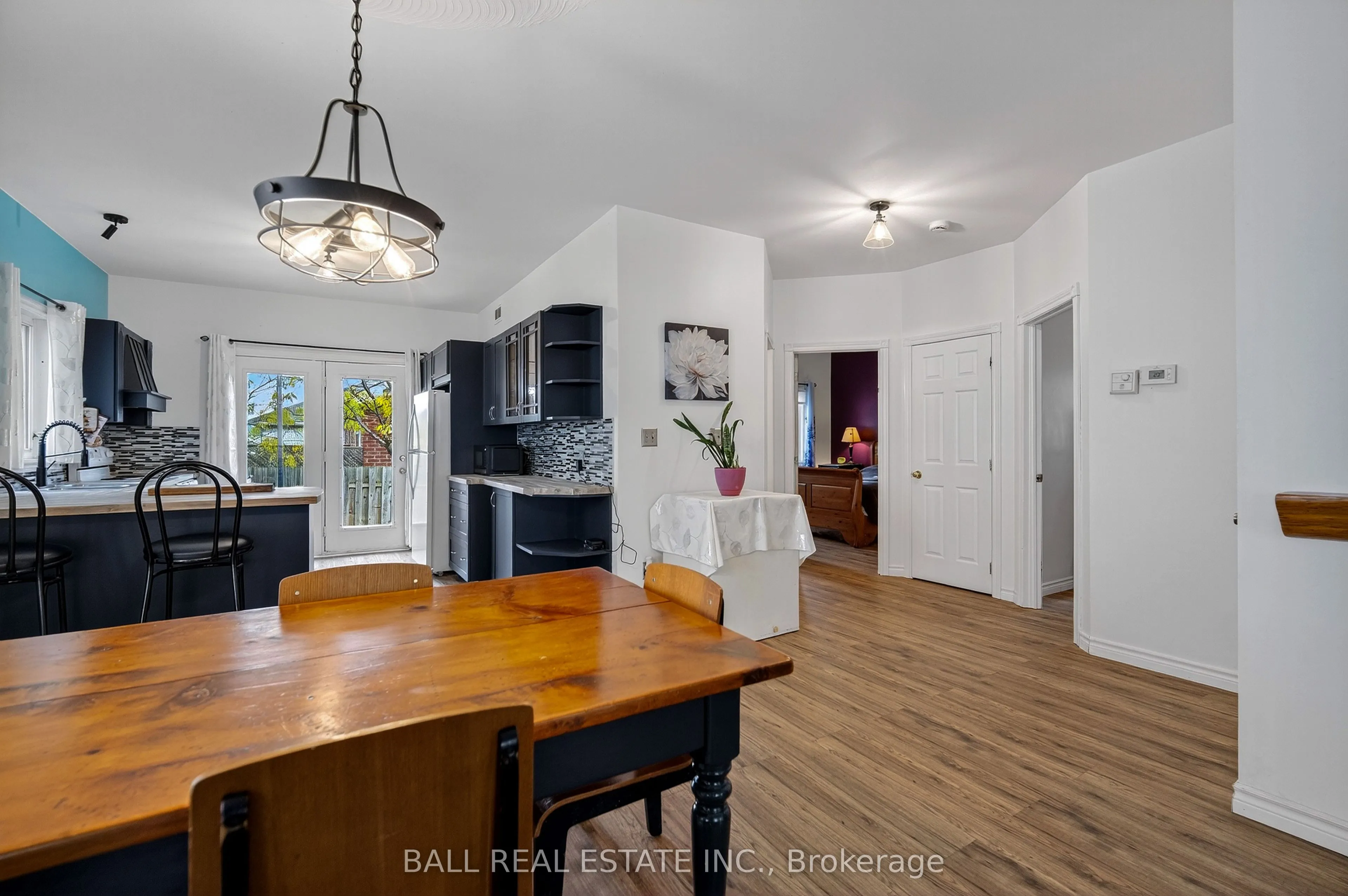 116 Adelaide Street S