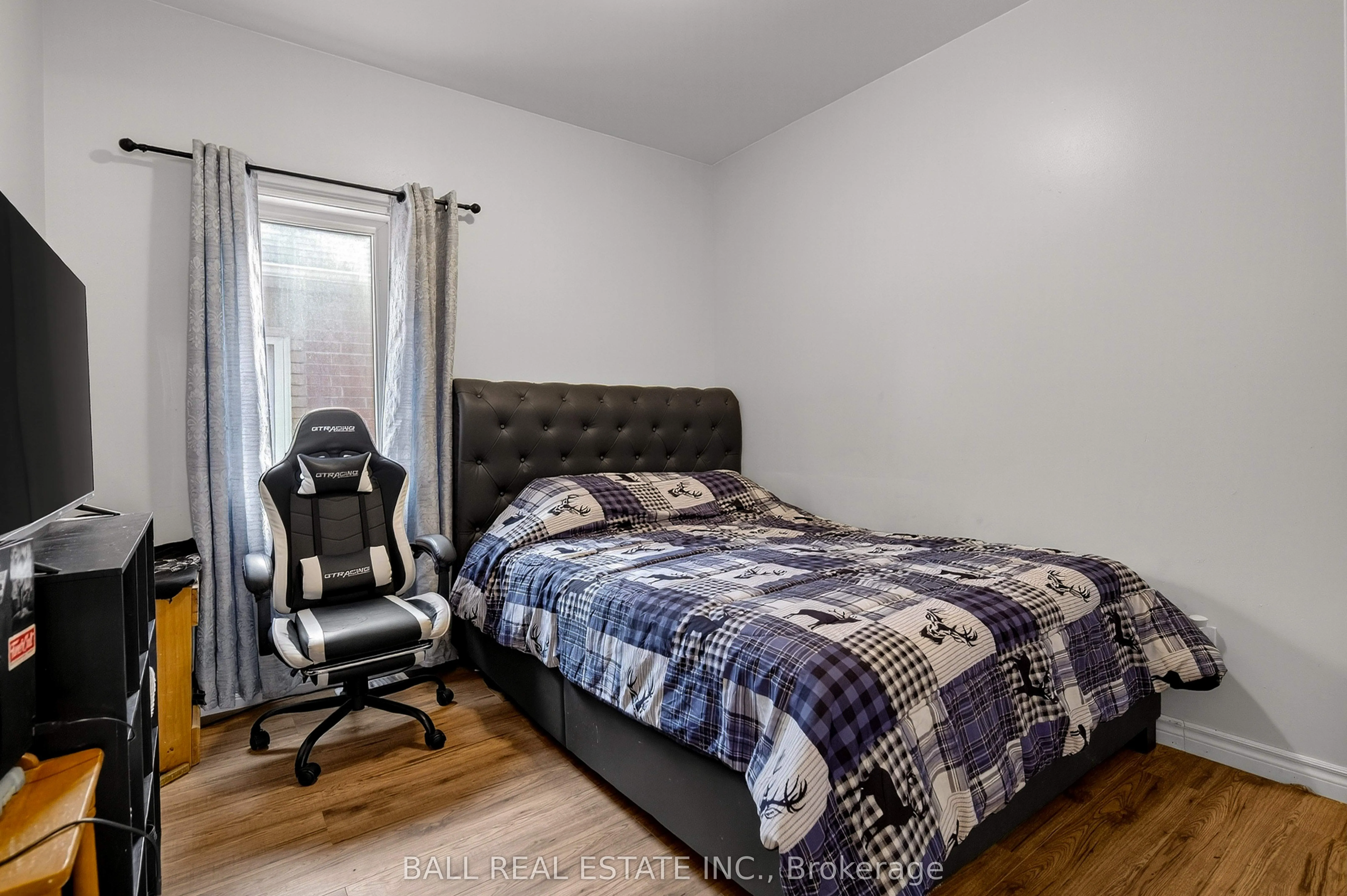 116 Adelaide Street S