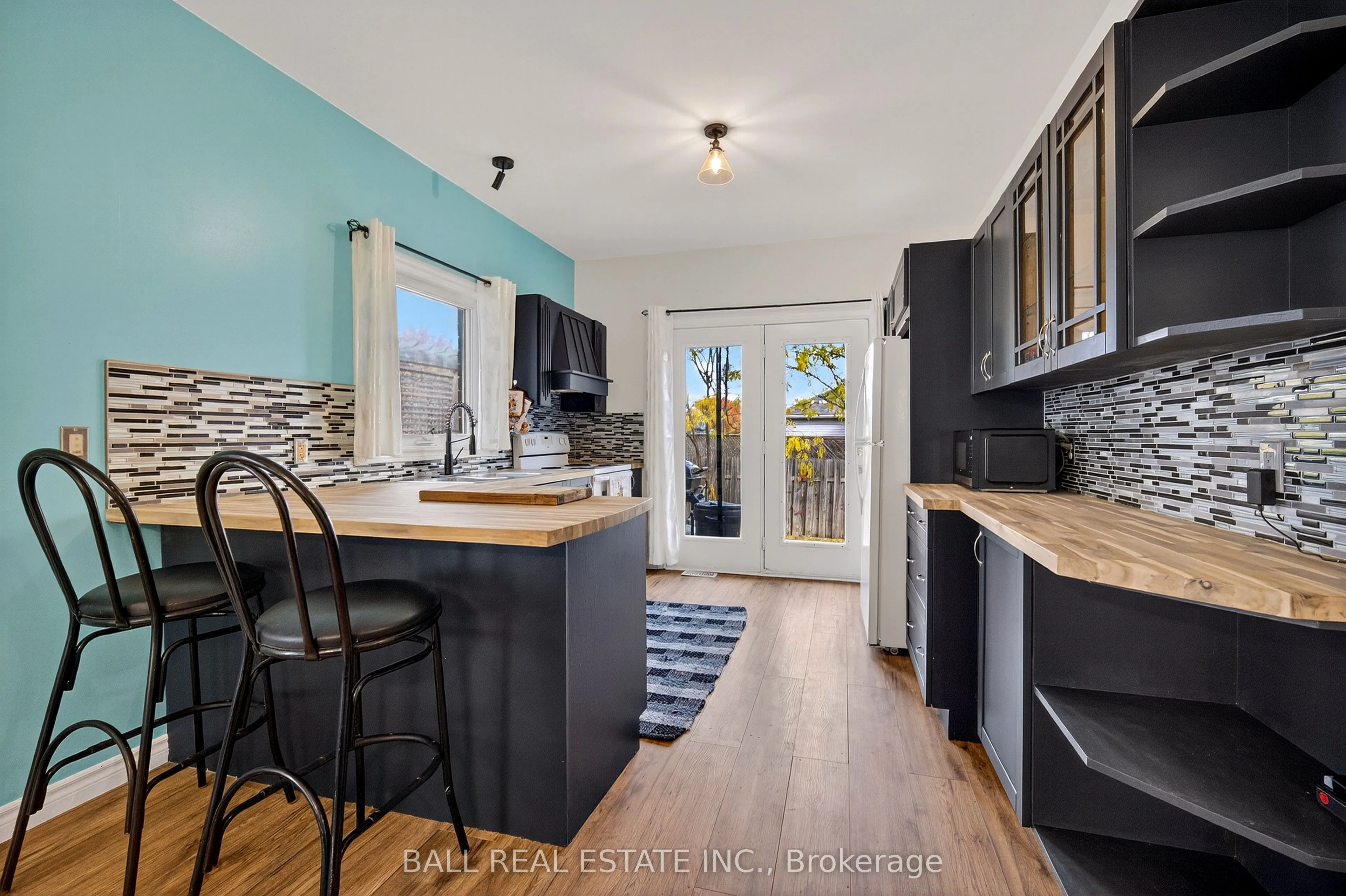 116 Adelaide Street S