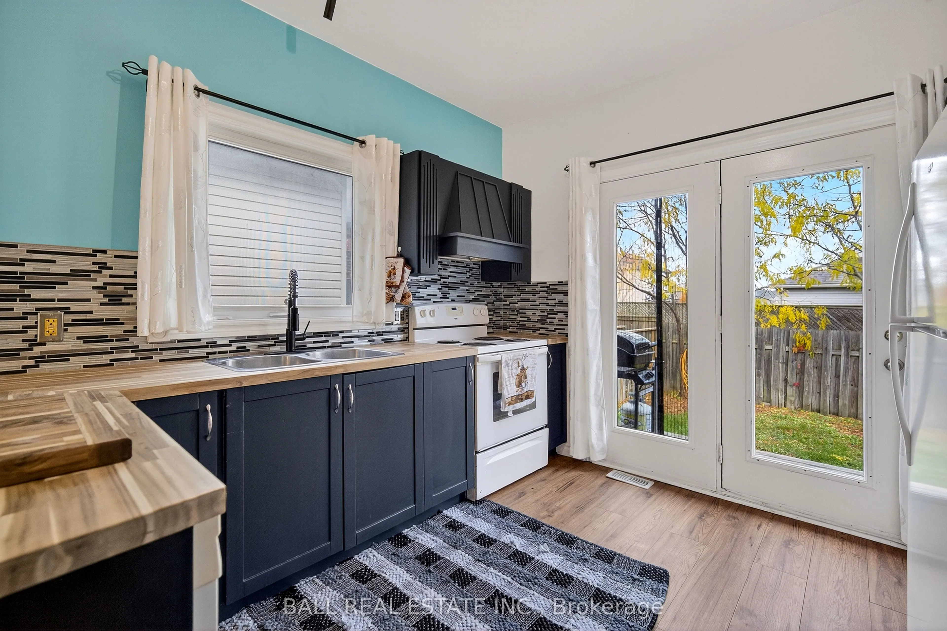 116 Adelaide Street S