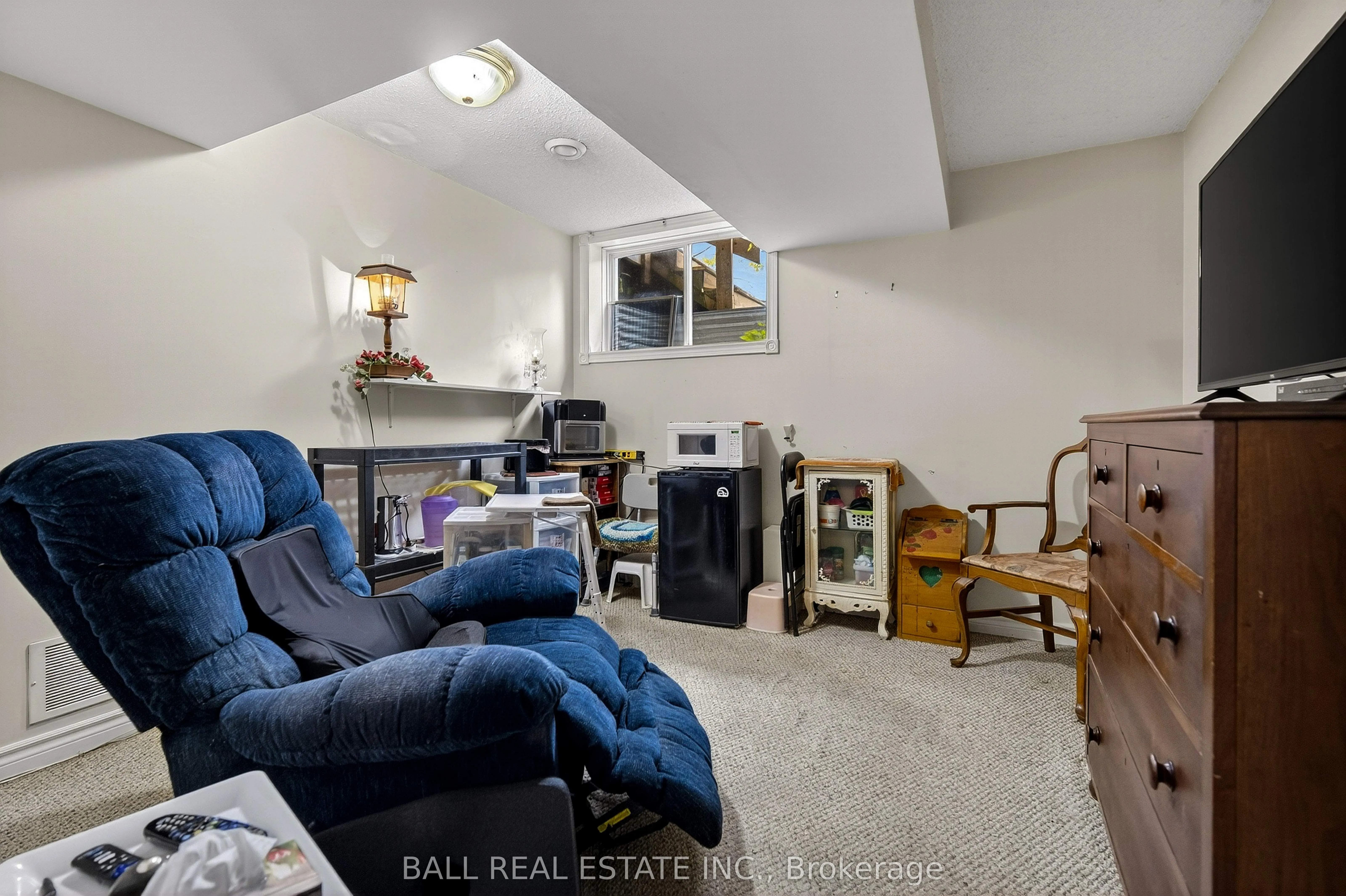 116 Adelaide Street S