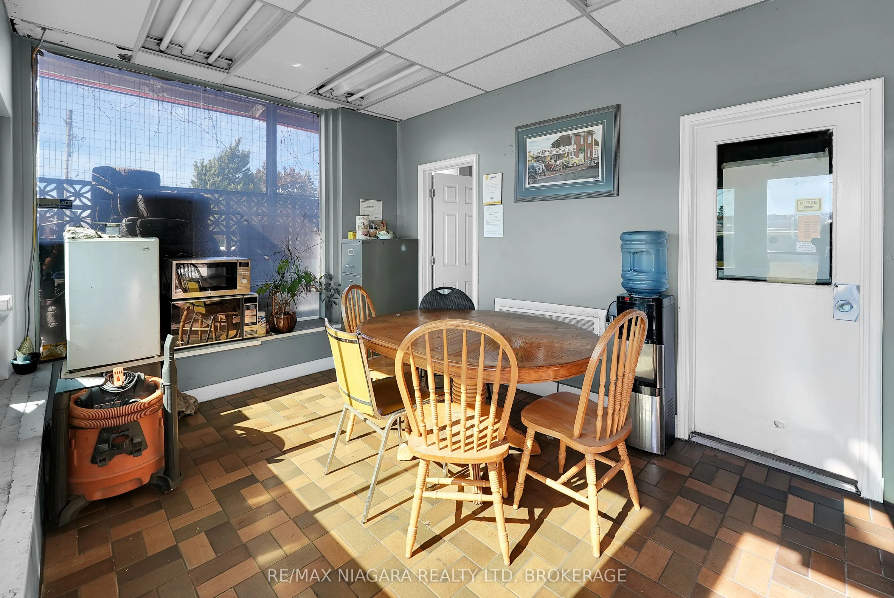 6499 Lundys Lane