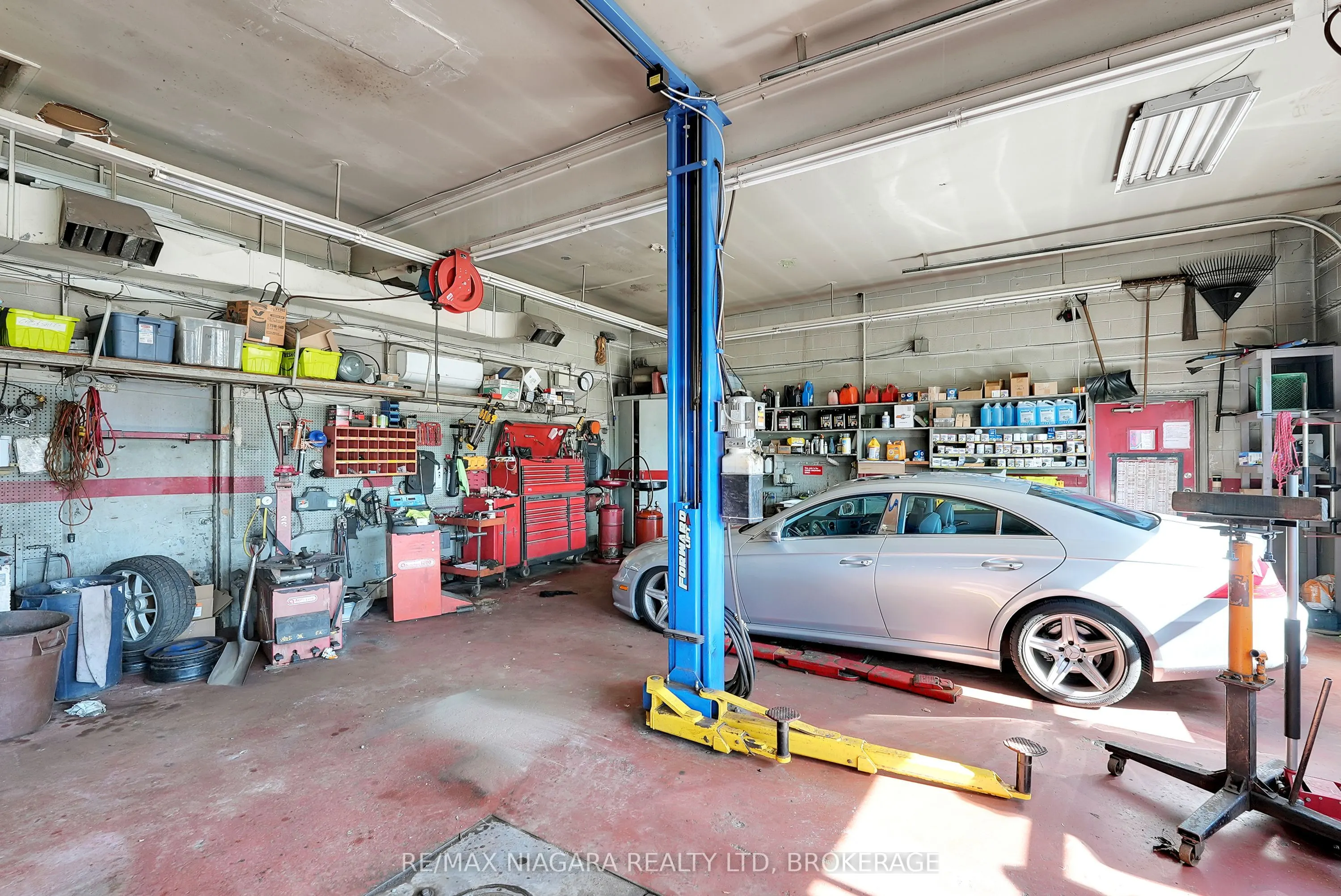 6499 Lundys Lane