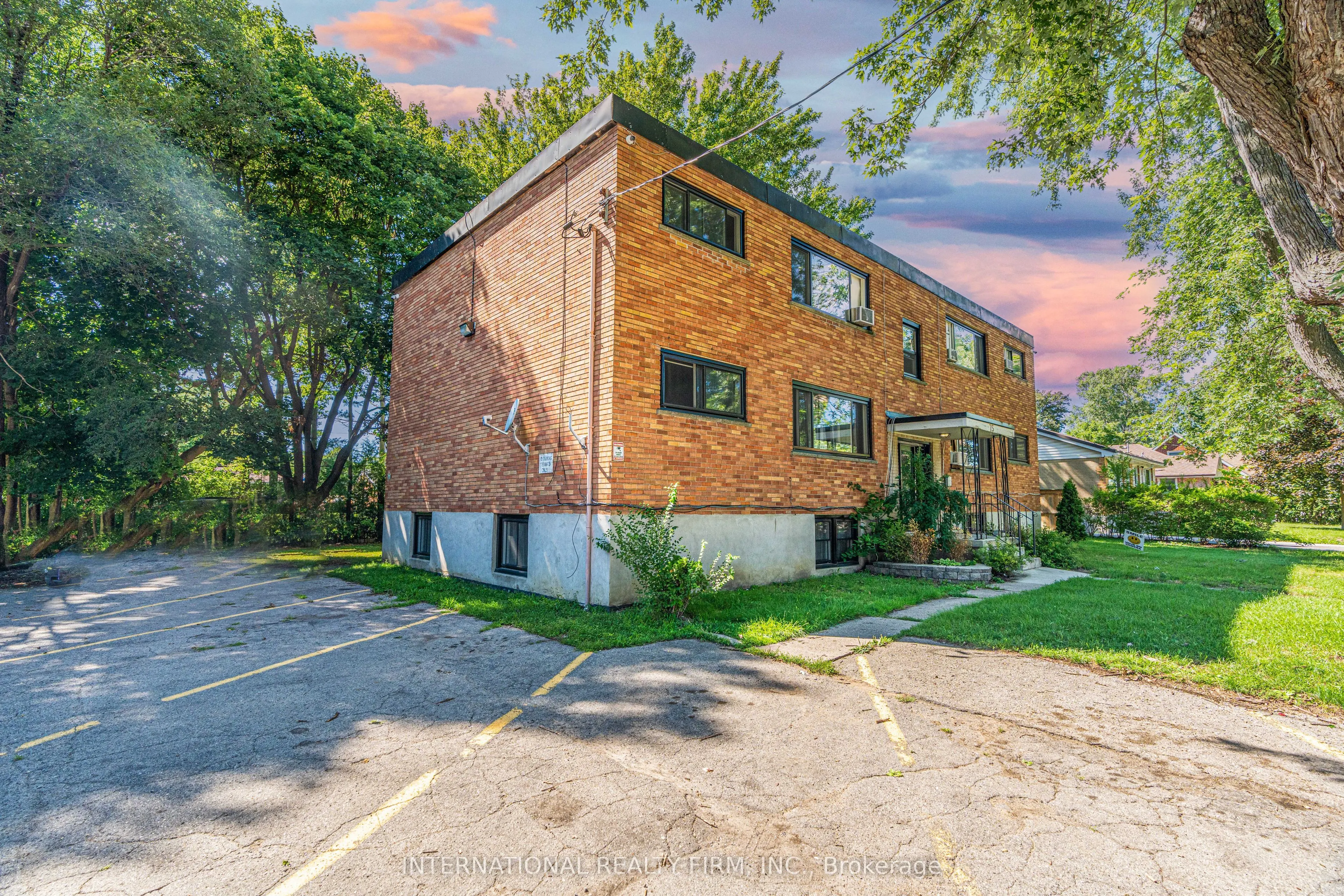 81 King Edward Avenue