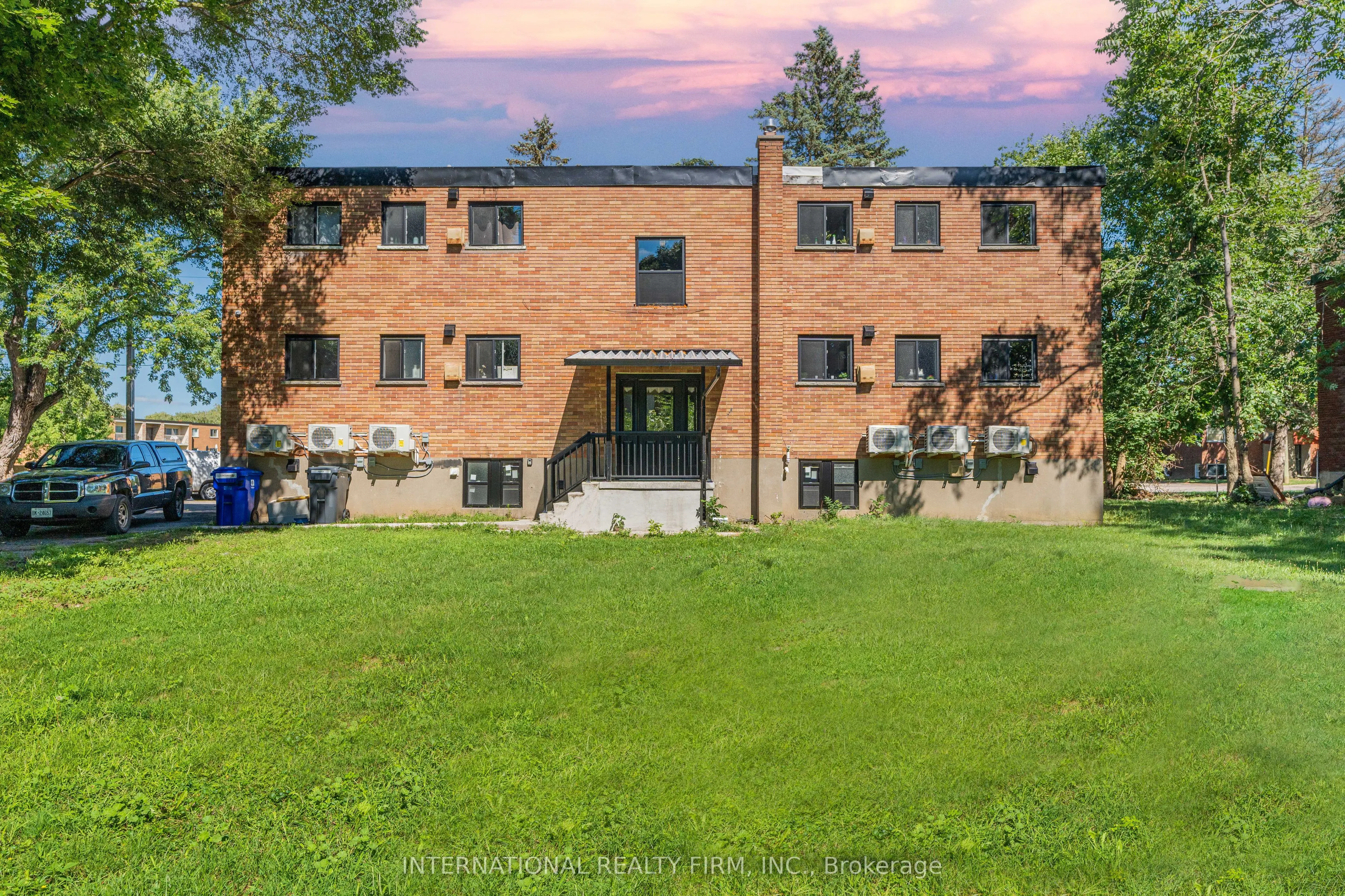 81 King Edward Avenue