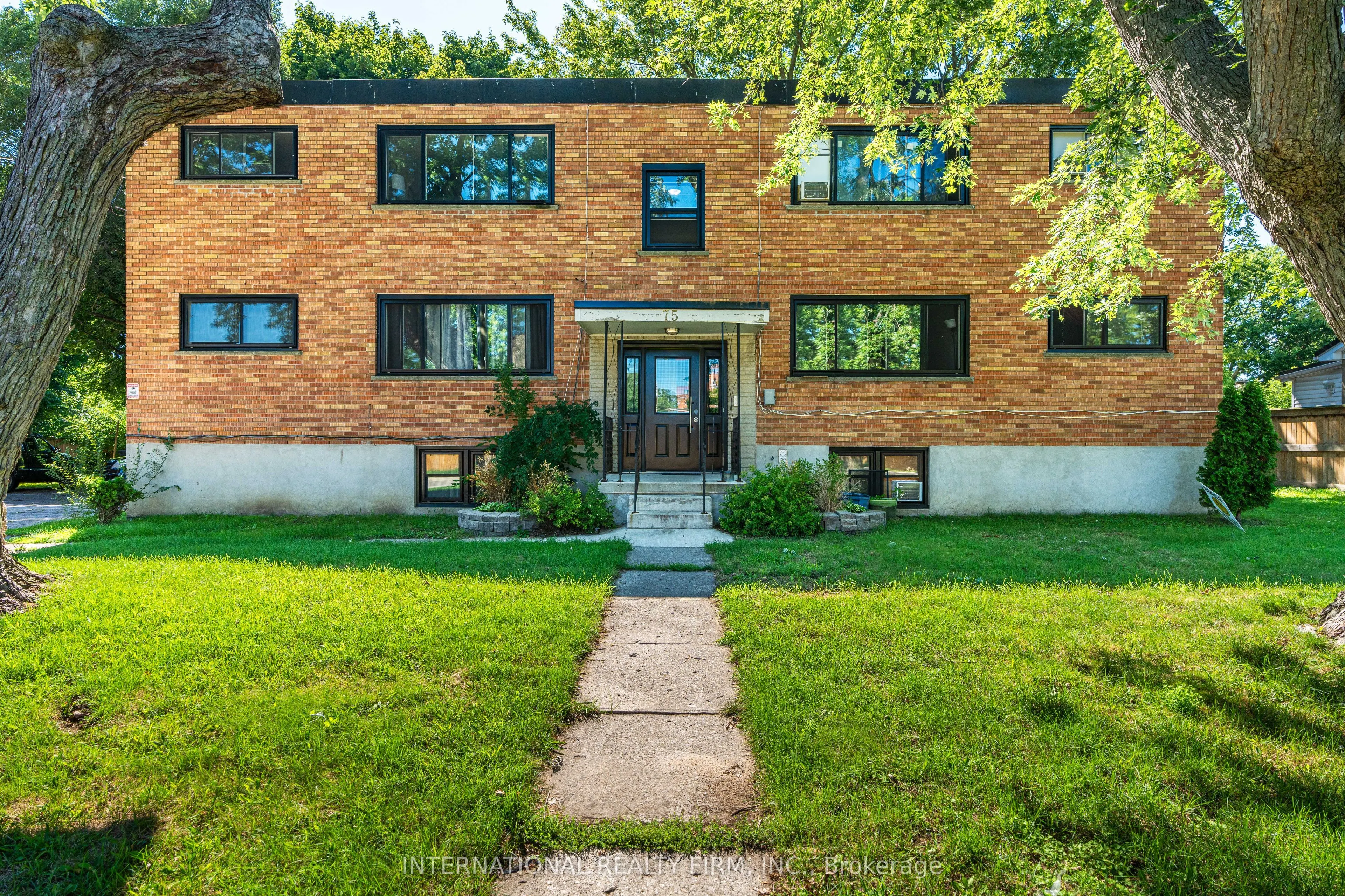 81 King Edward Avenue