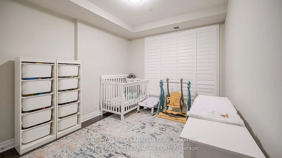 240 Villagewalk Boulevard, #504