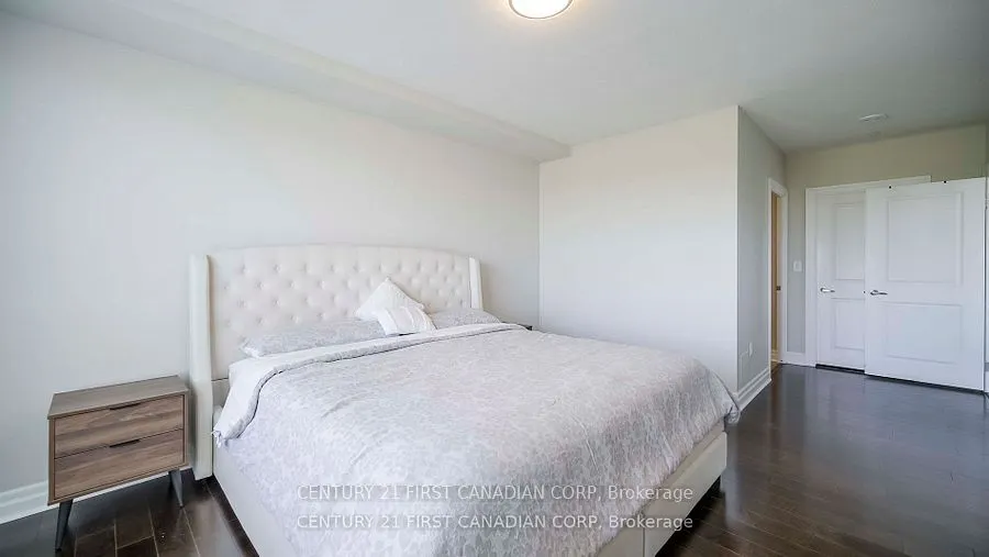 240 Villagewalk Boulevard, #504