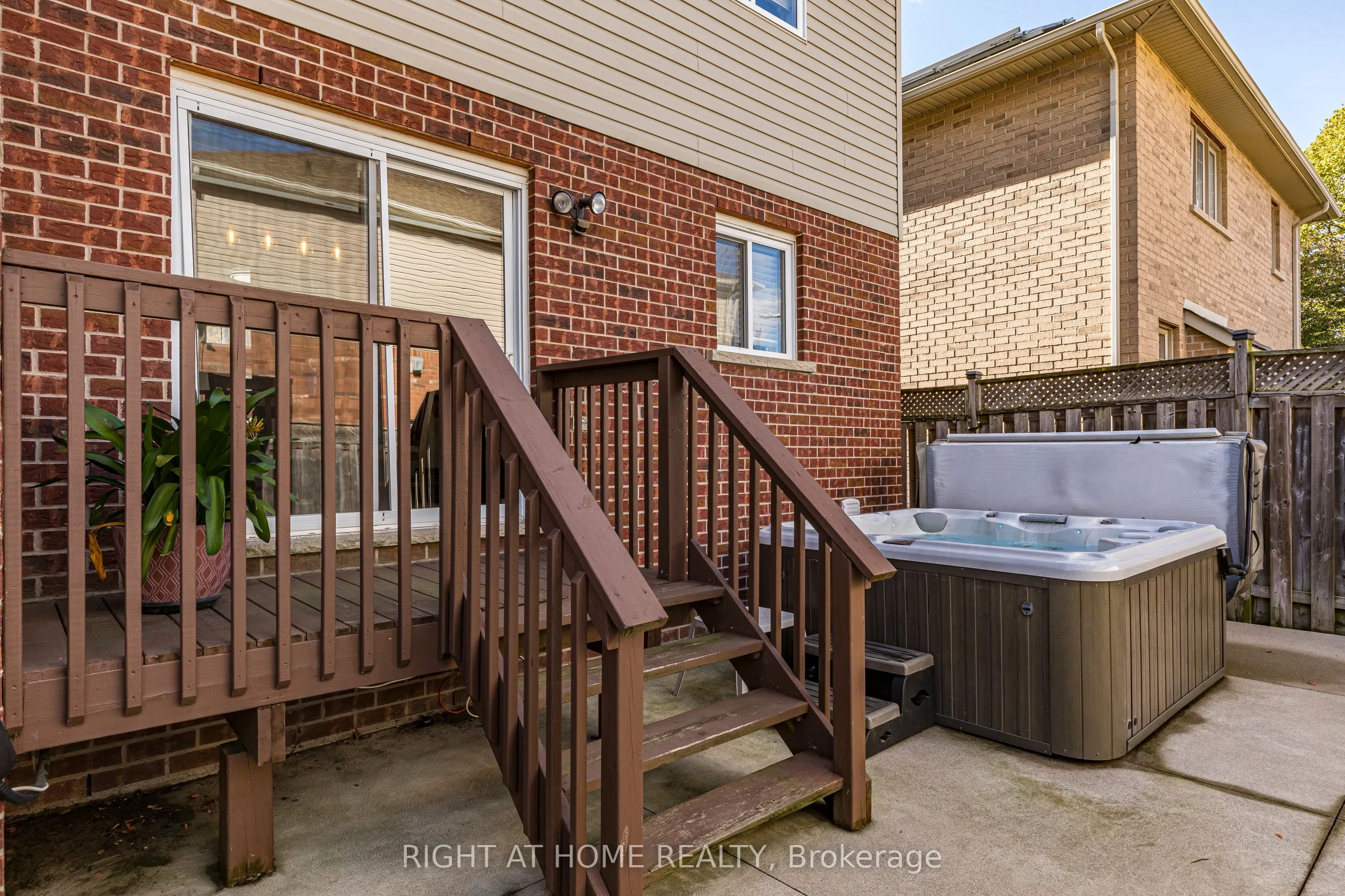 28 Springbreeze Heights W