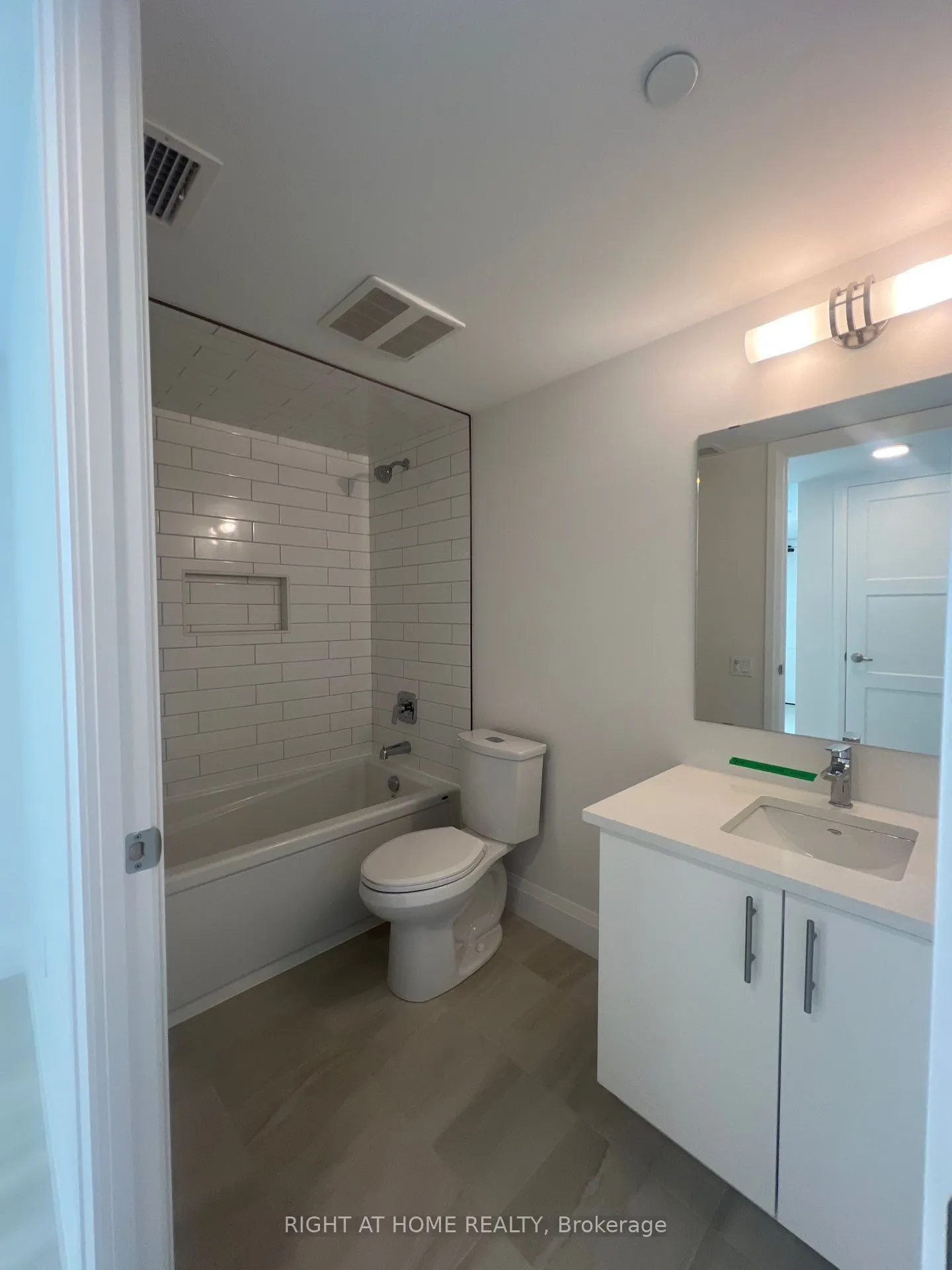 93 Arthur Street S, #1113