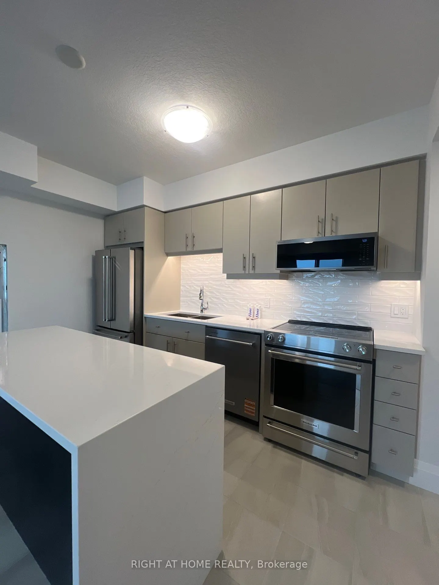 93 Arthur Street S, #1113