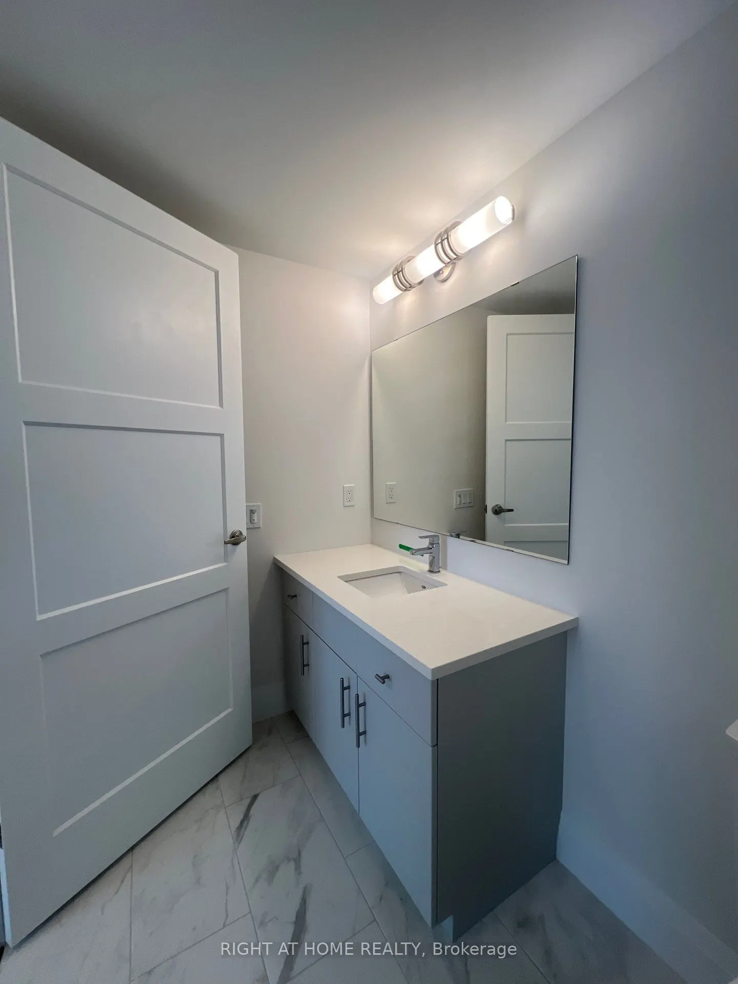 93 Arthur Street S, #1113