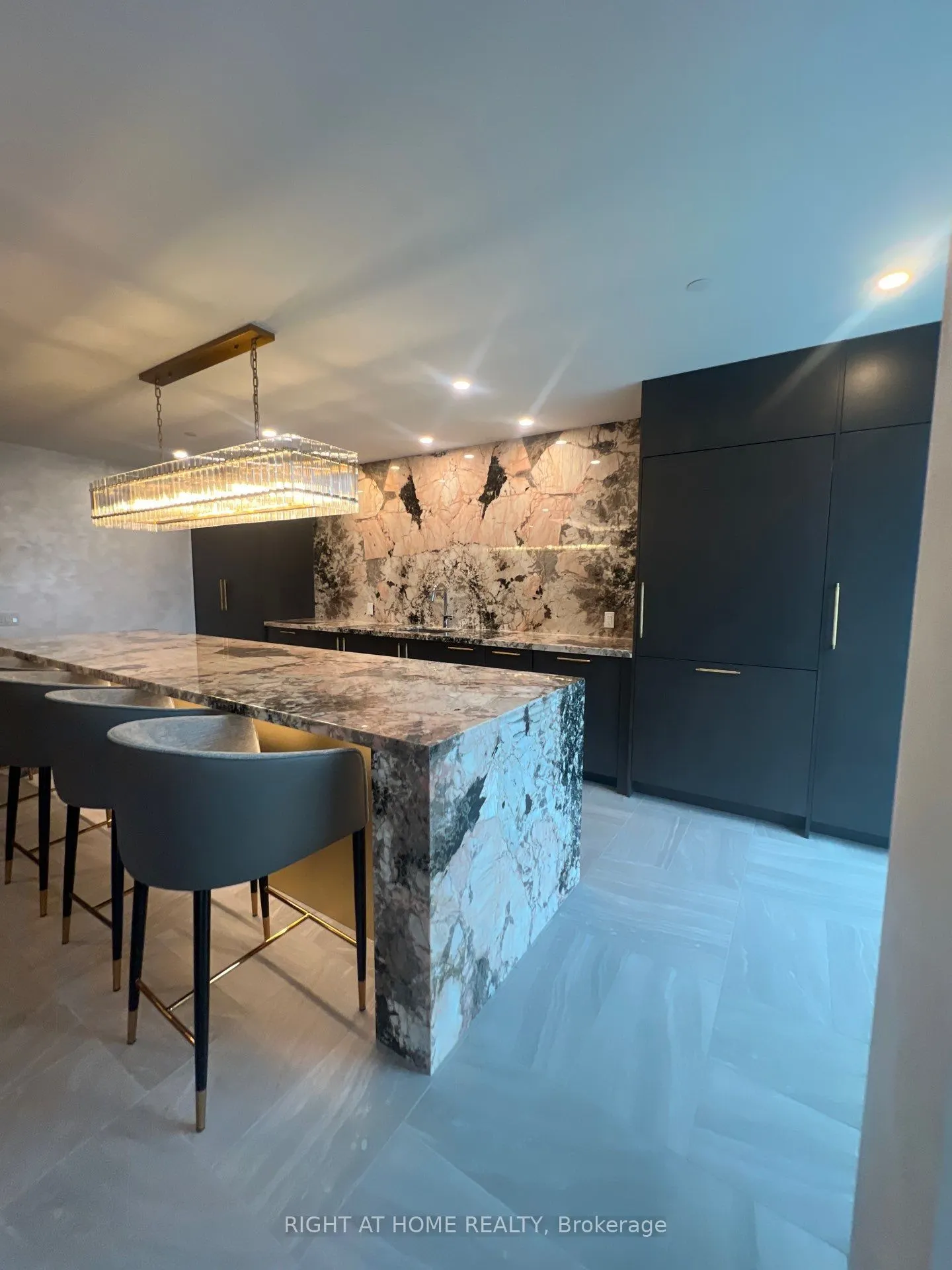 93 Arthur Street S, #1113