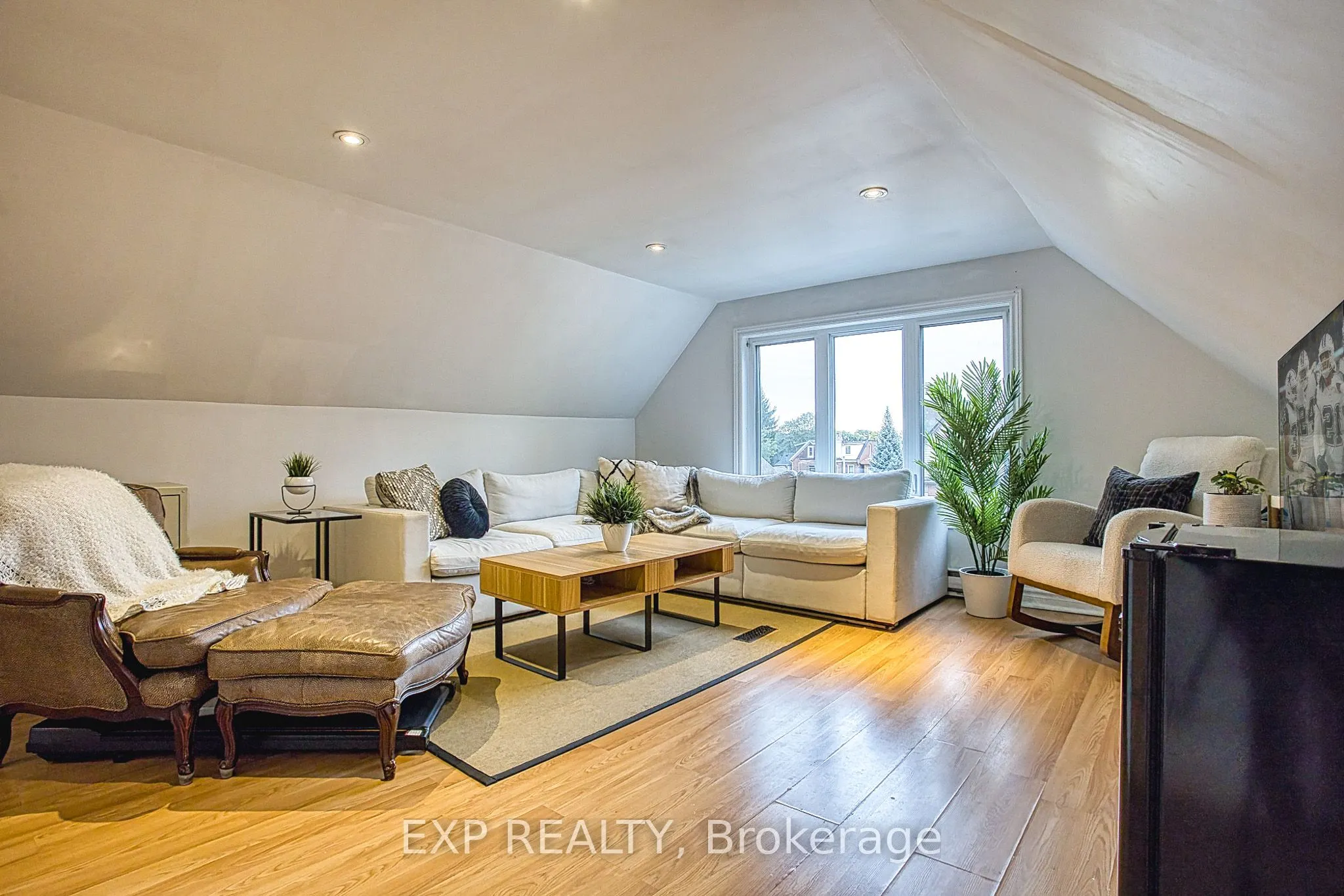 176 Emerald Street S