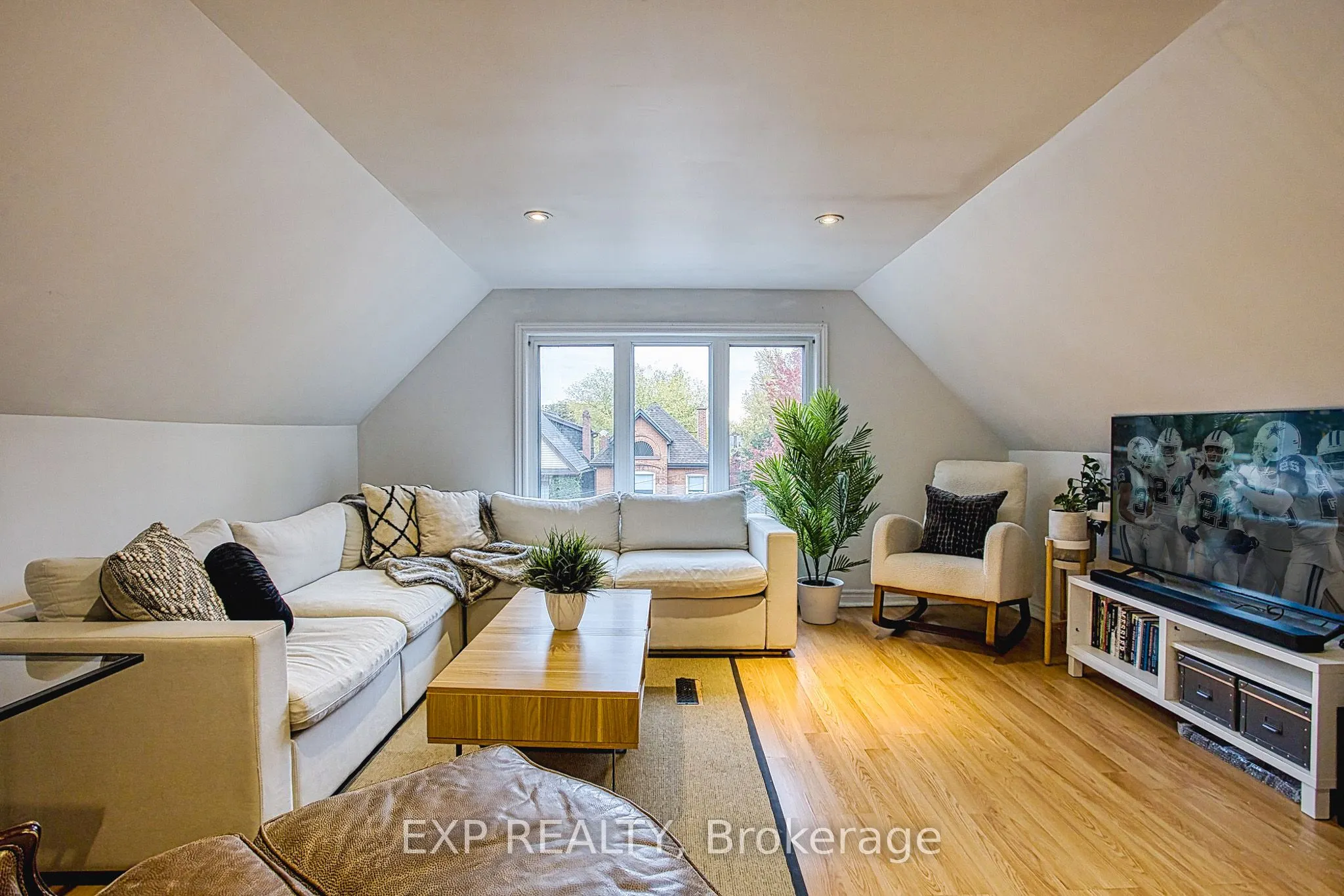 176 Emerald Street S