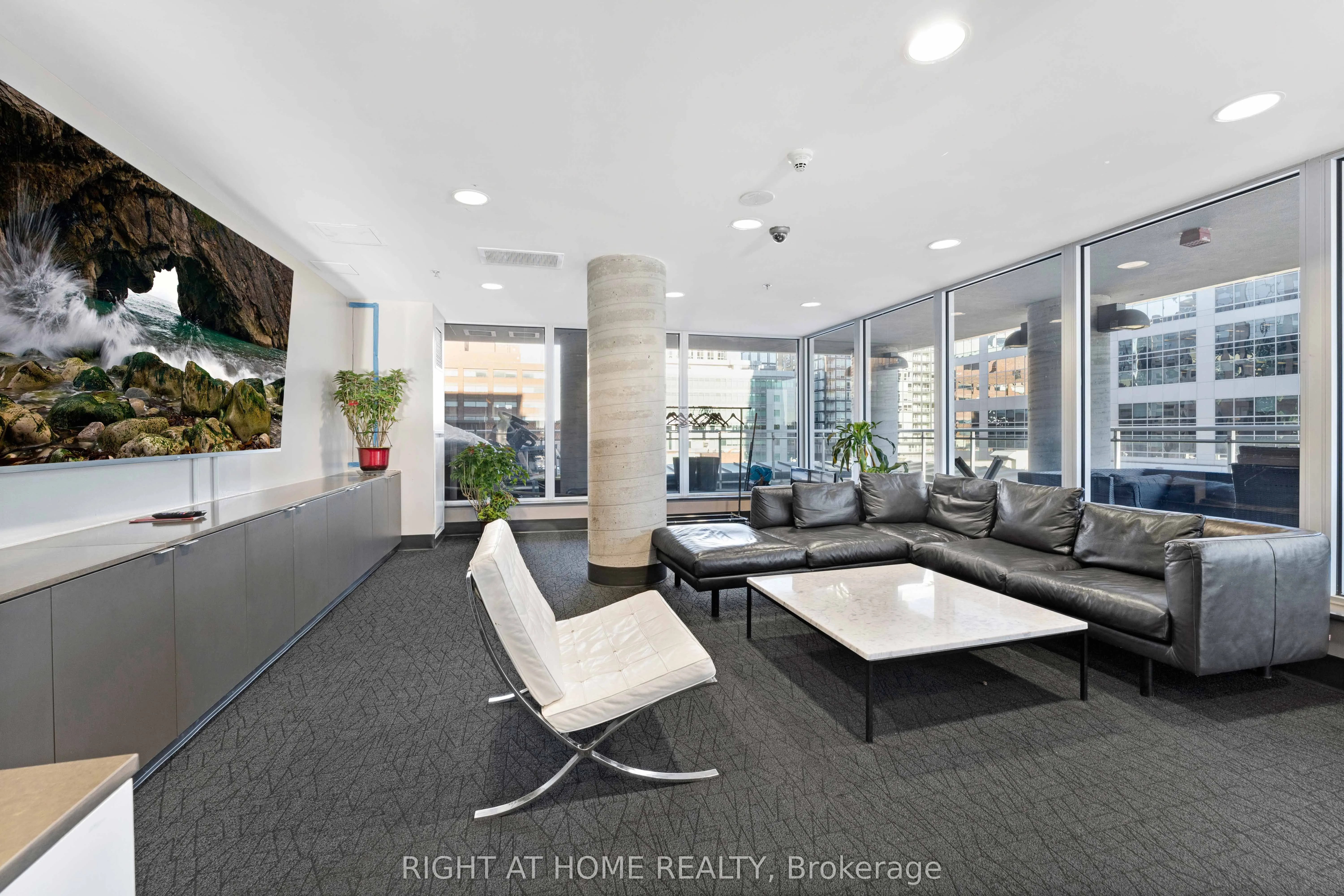 324 Laurier Avenue W, #2010