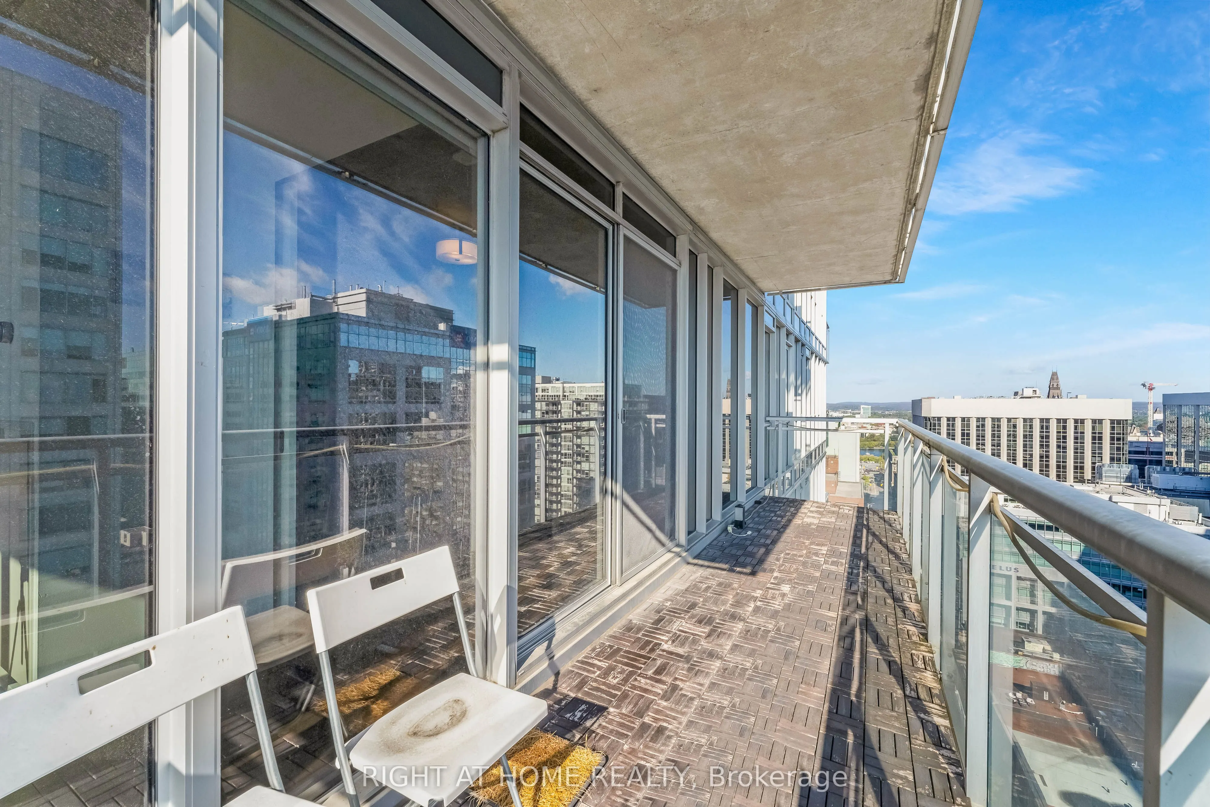 324 Laurier Avenue W, #2010