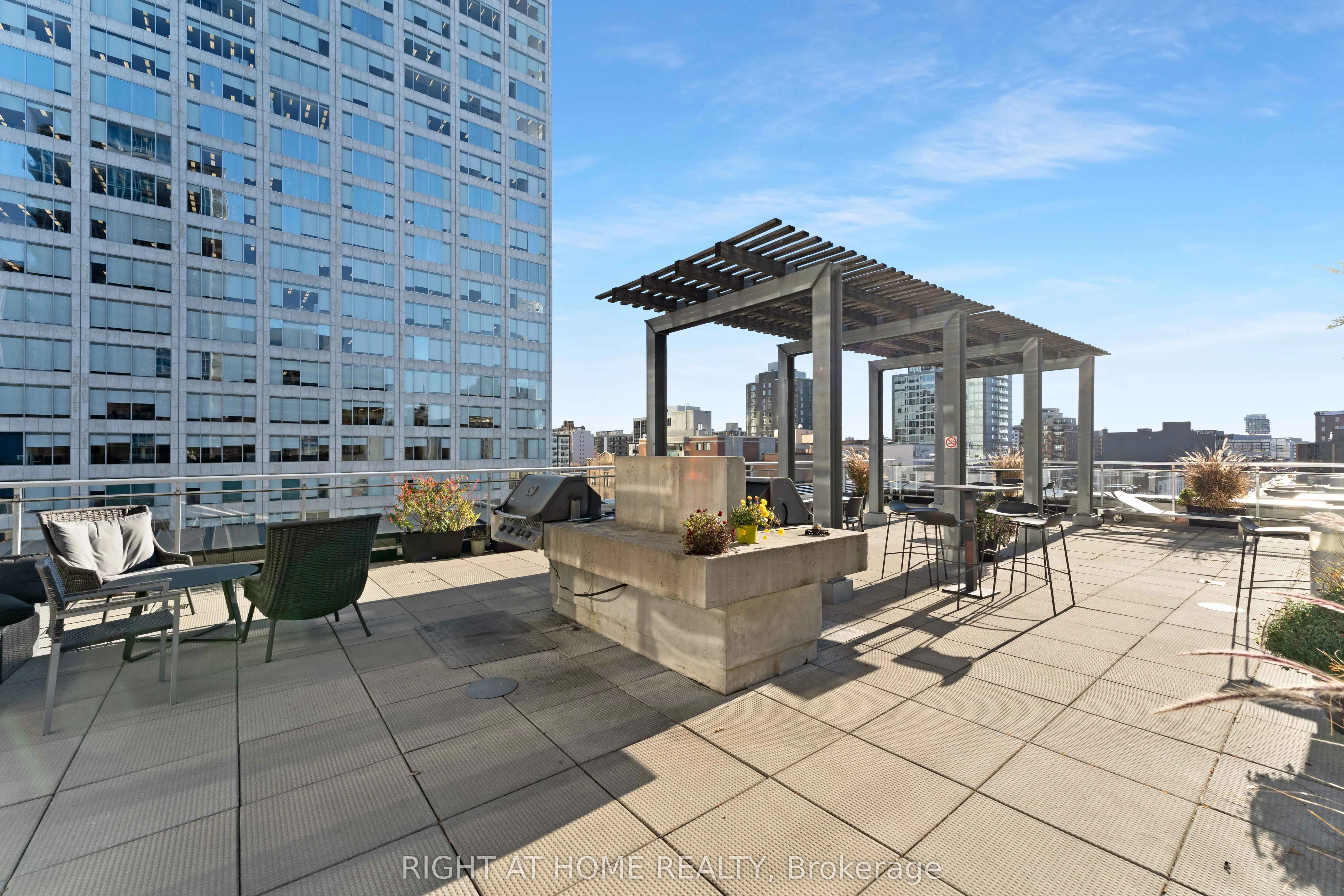 324 Laurier Avenue W, #2010