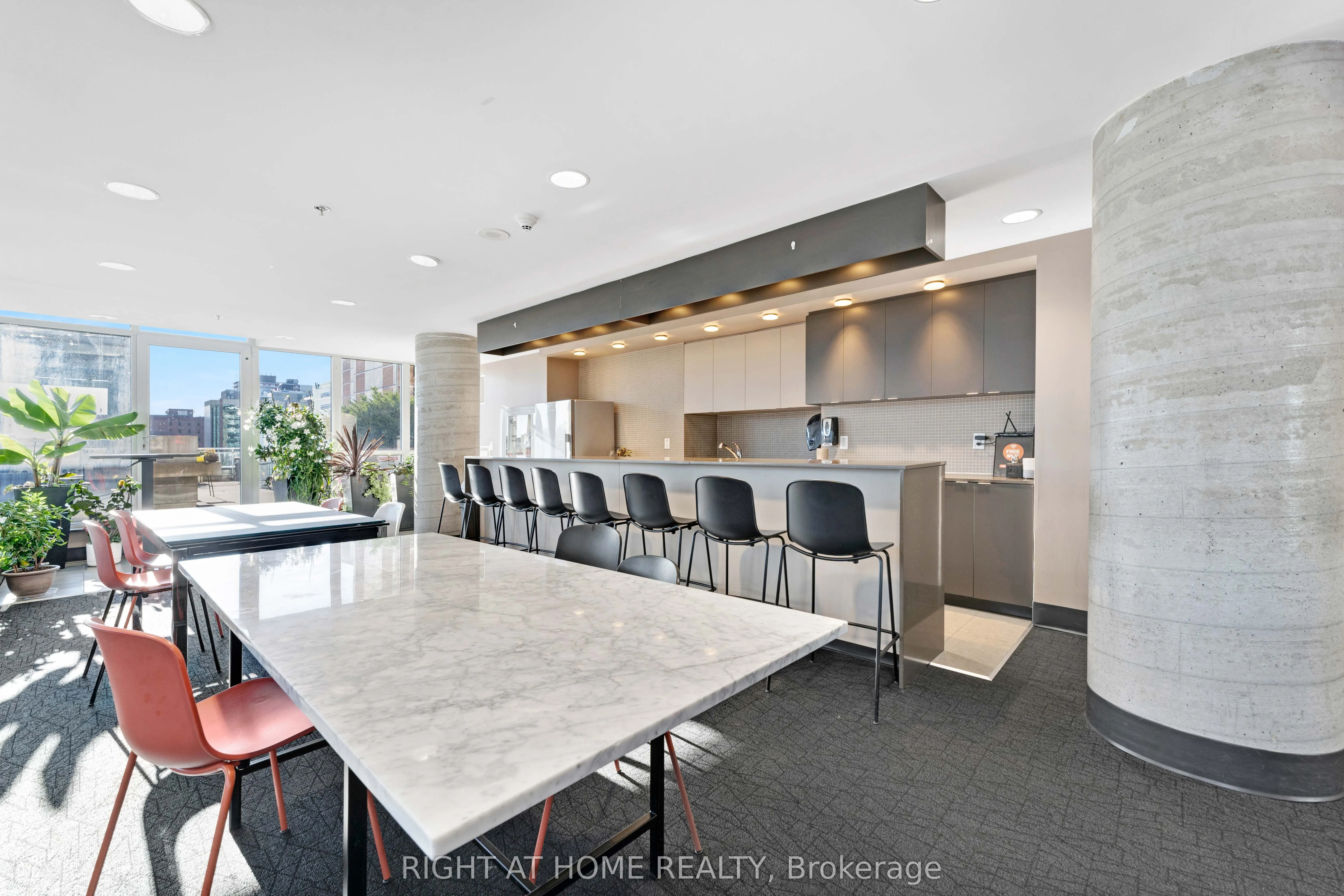 324 Laurier Avenue W, #2010