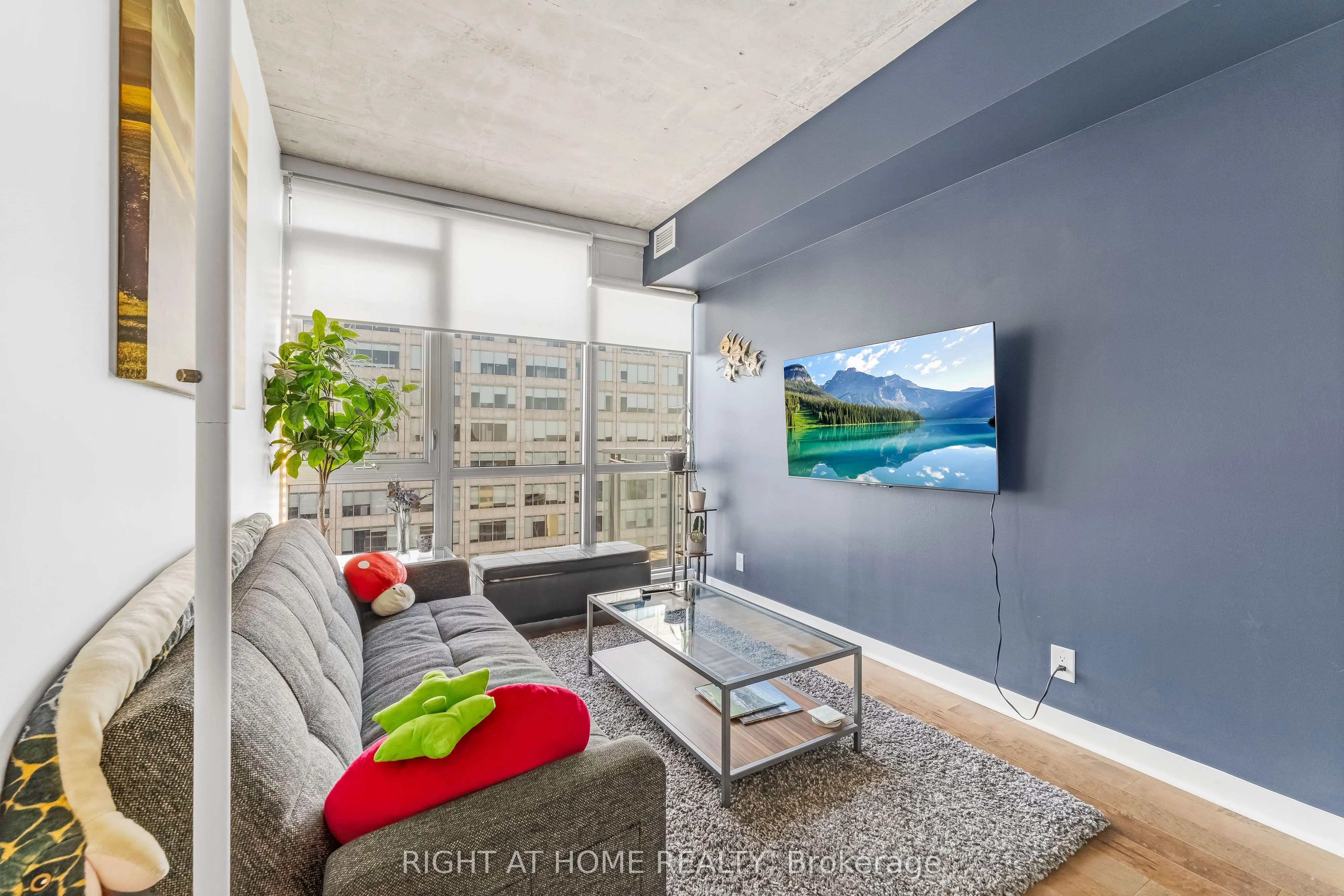 324 Laurier Avenue W, #2010