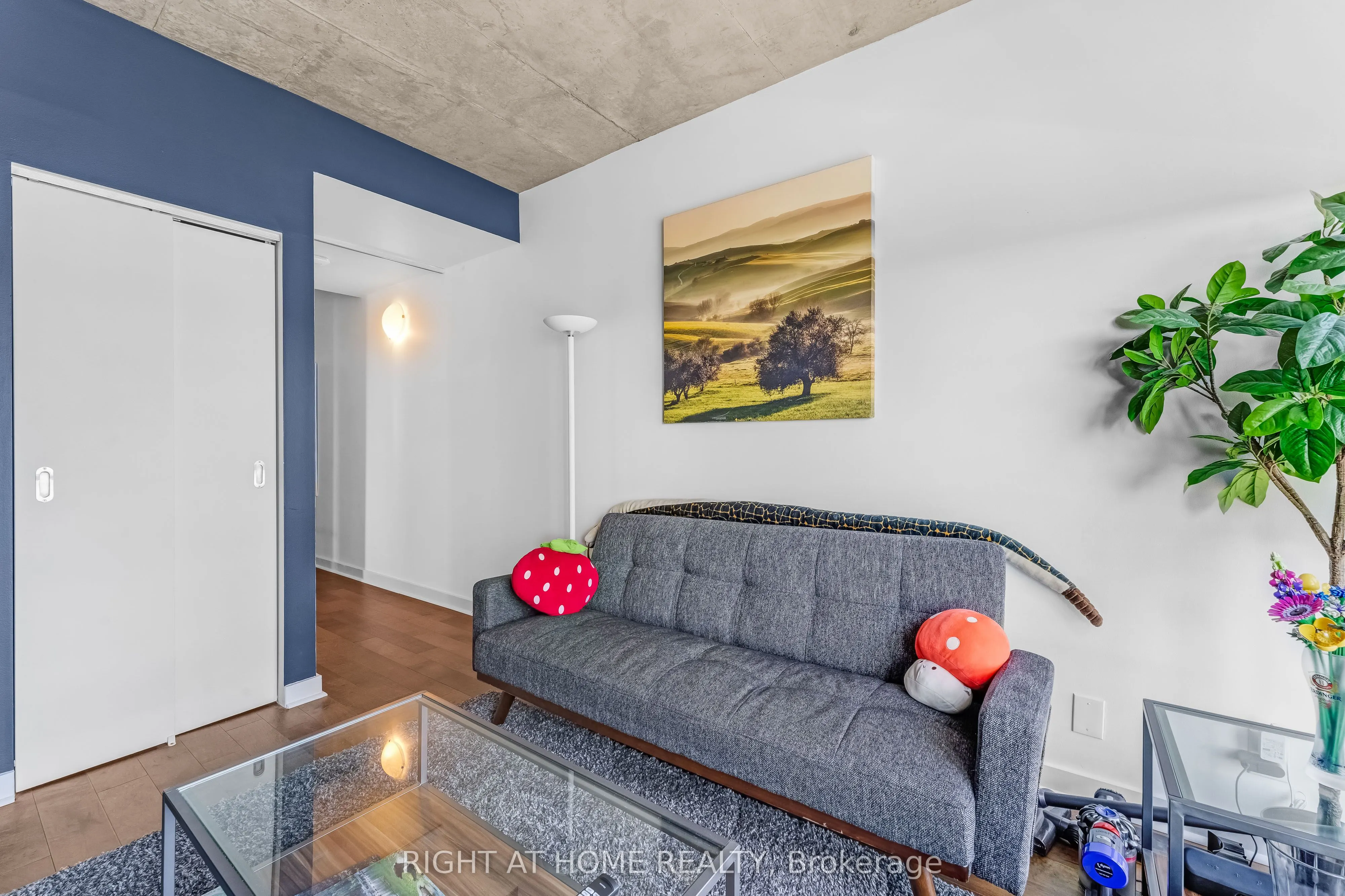 324 Laurier Avenue W, #2010