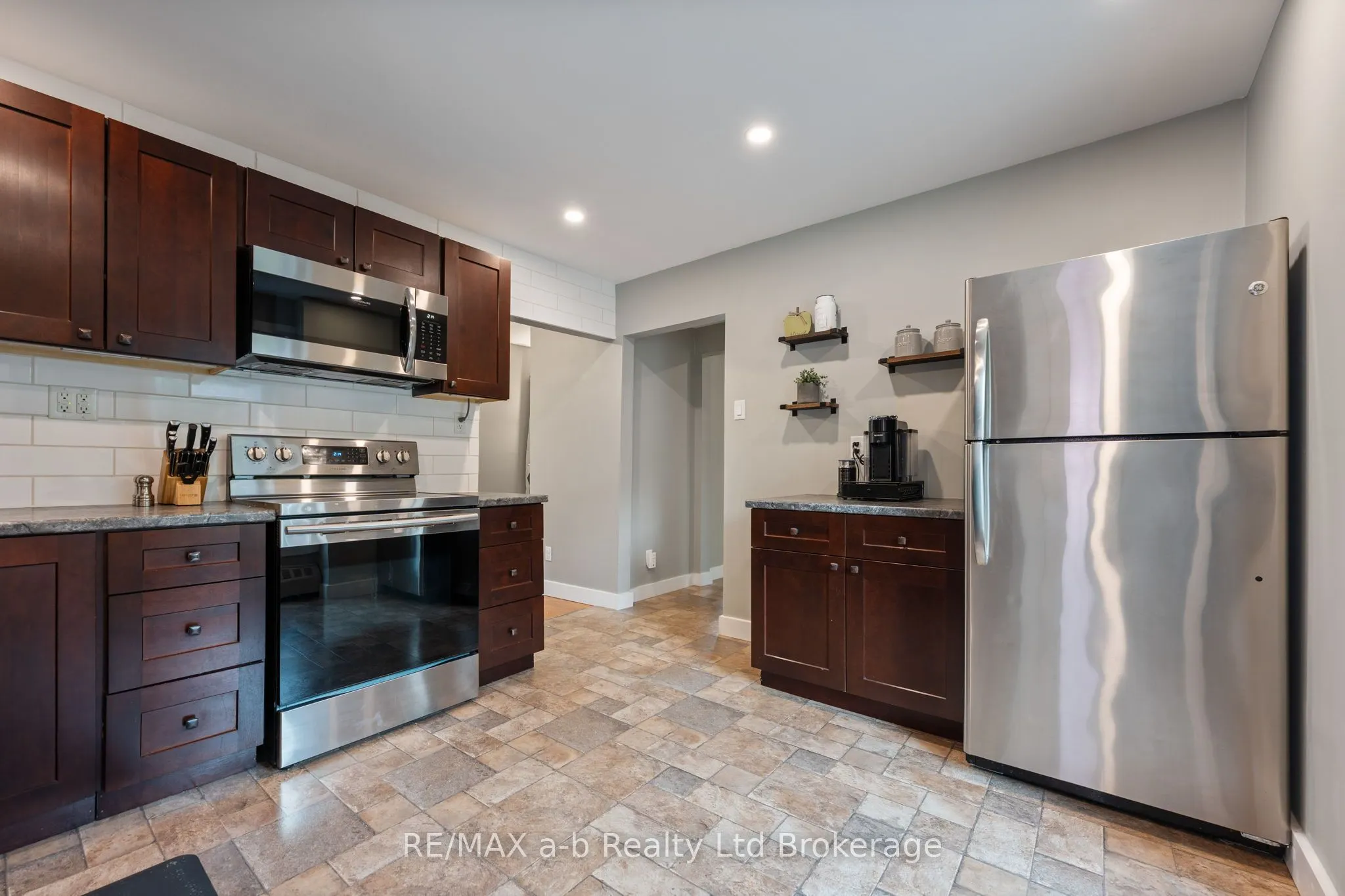 31 Concession Street W