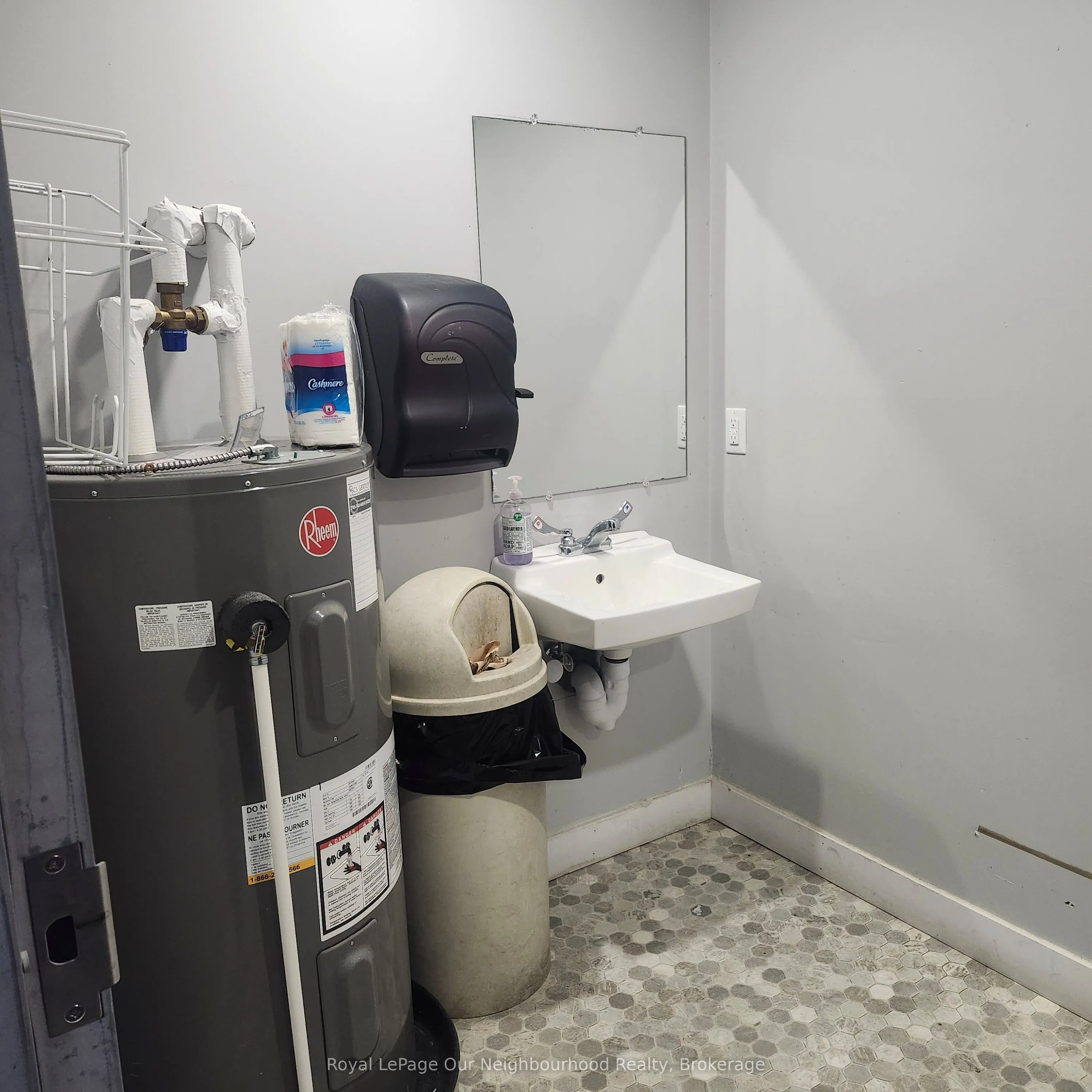 1135 Lansdowne Street W, #11