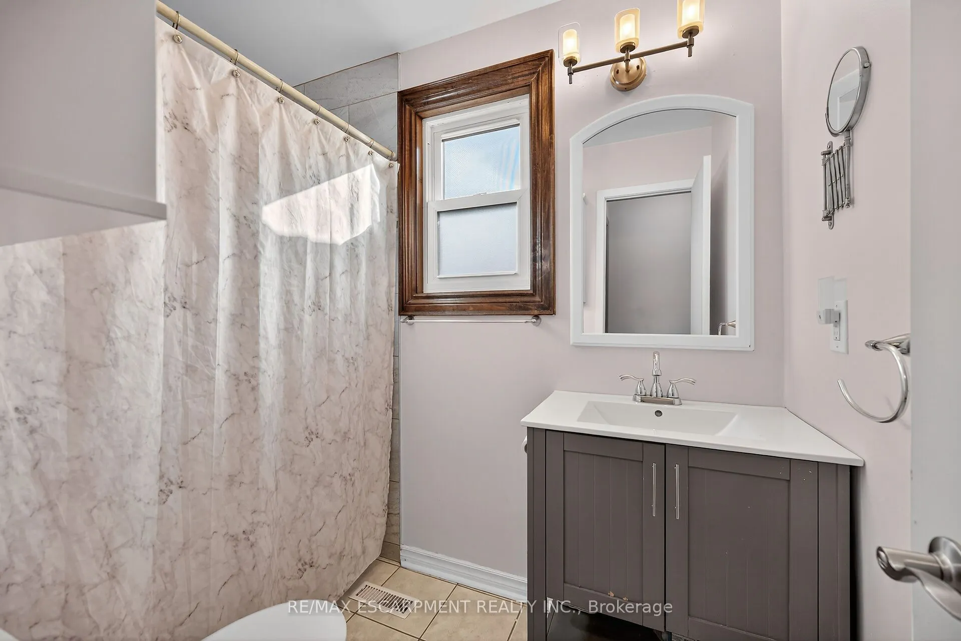 211 Birchcliffe Crescent