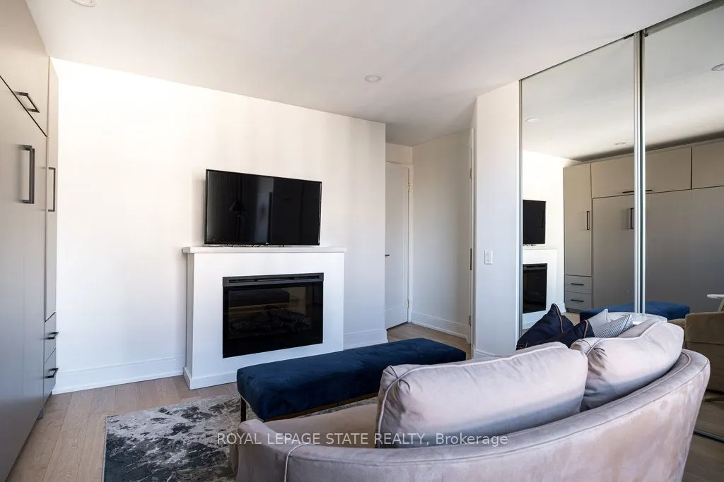 49 Robinson Street, #900