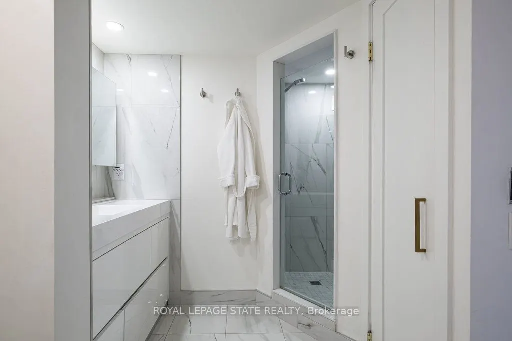 49 Robinson Street, #900