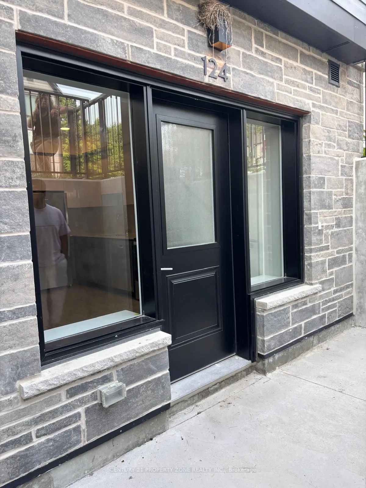 708 Woolwich Street W, #124