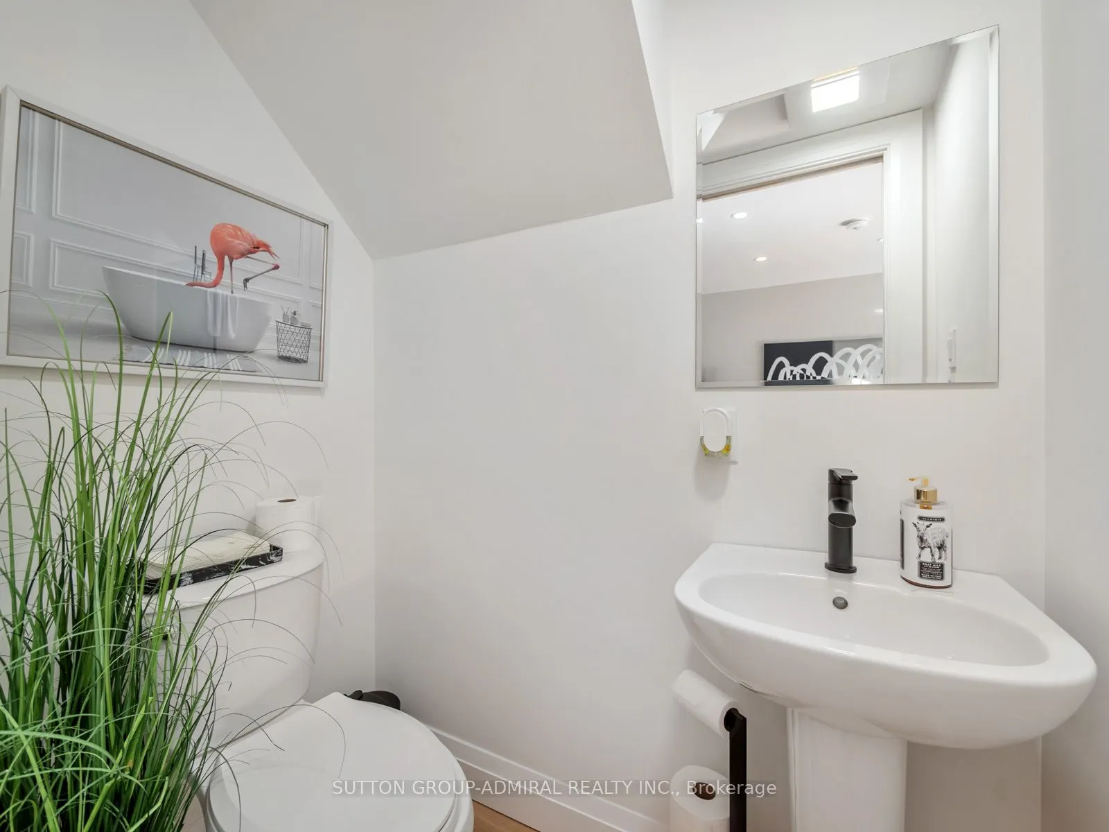 187 Rosslyn Avenue S