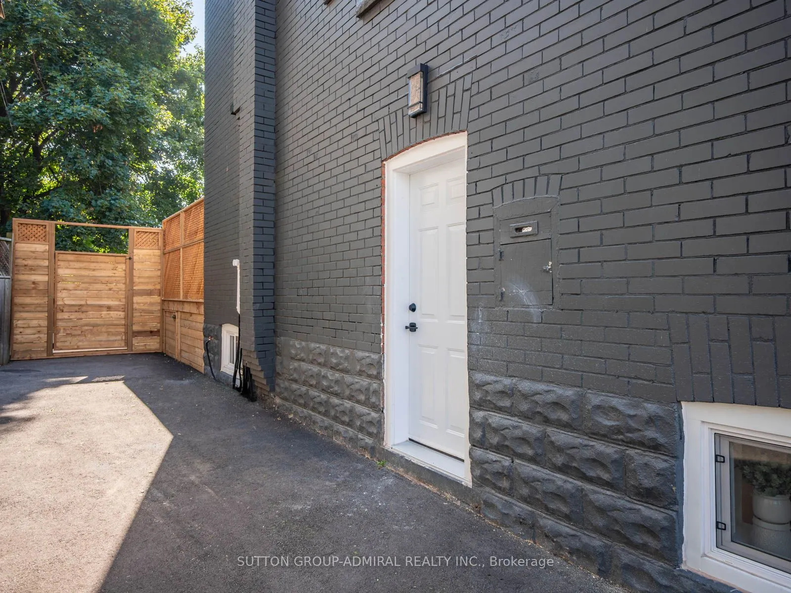 187 Rosslyn Avenue S