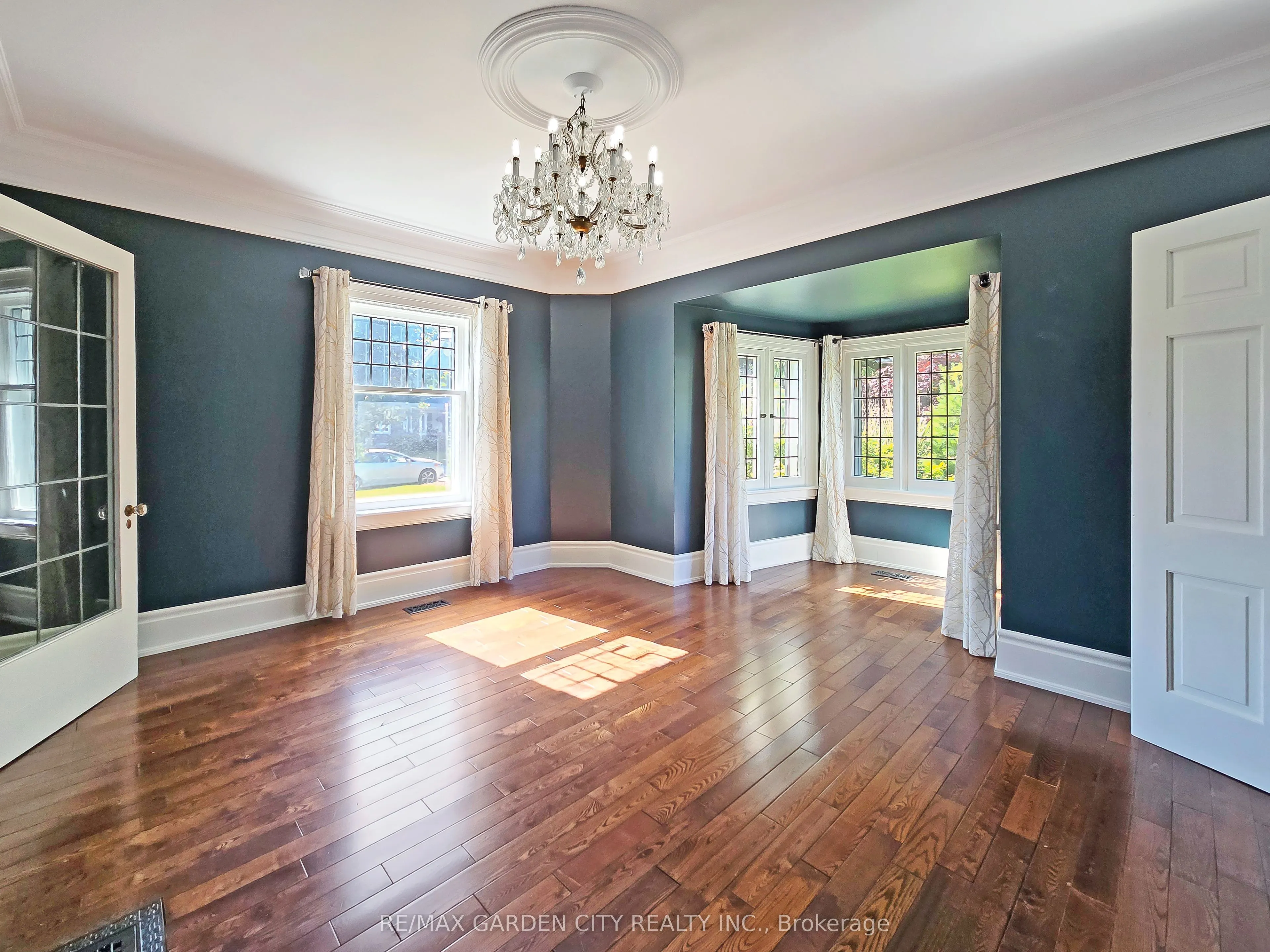 14 ROBINSON Street S