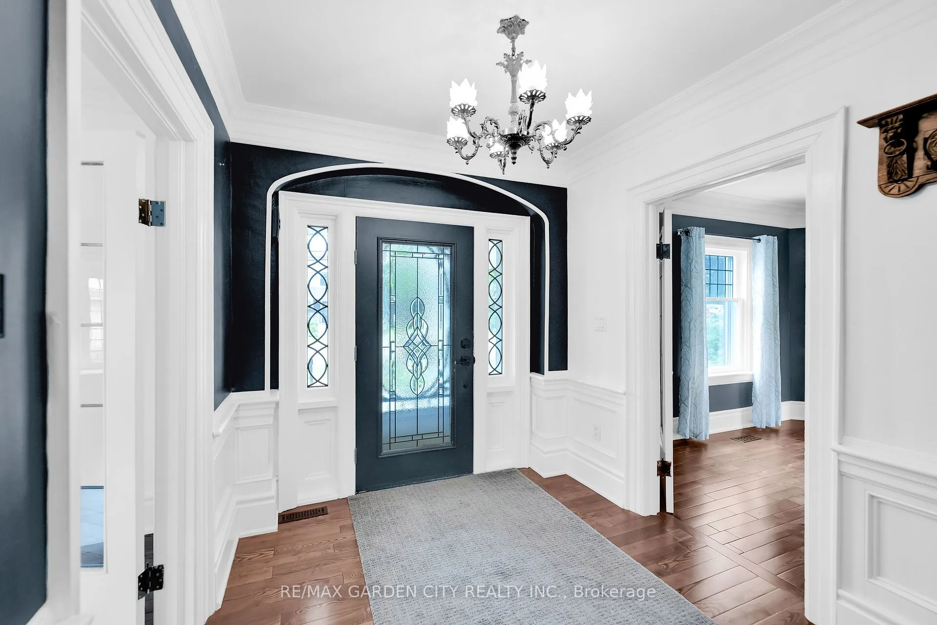 14 ROBINSON Street S