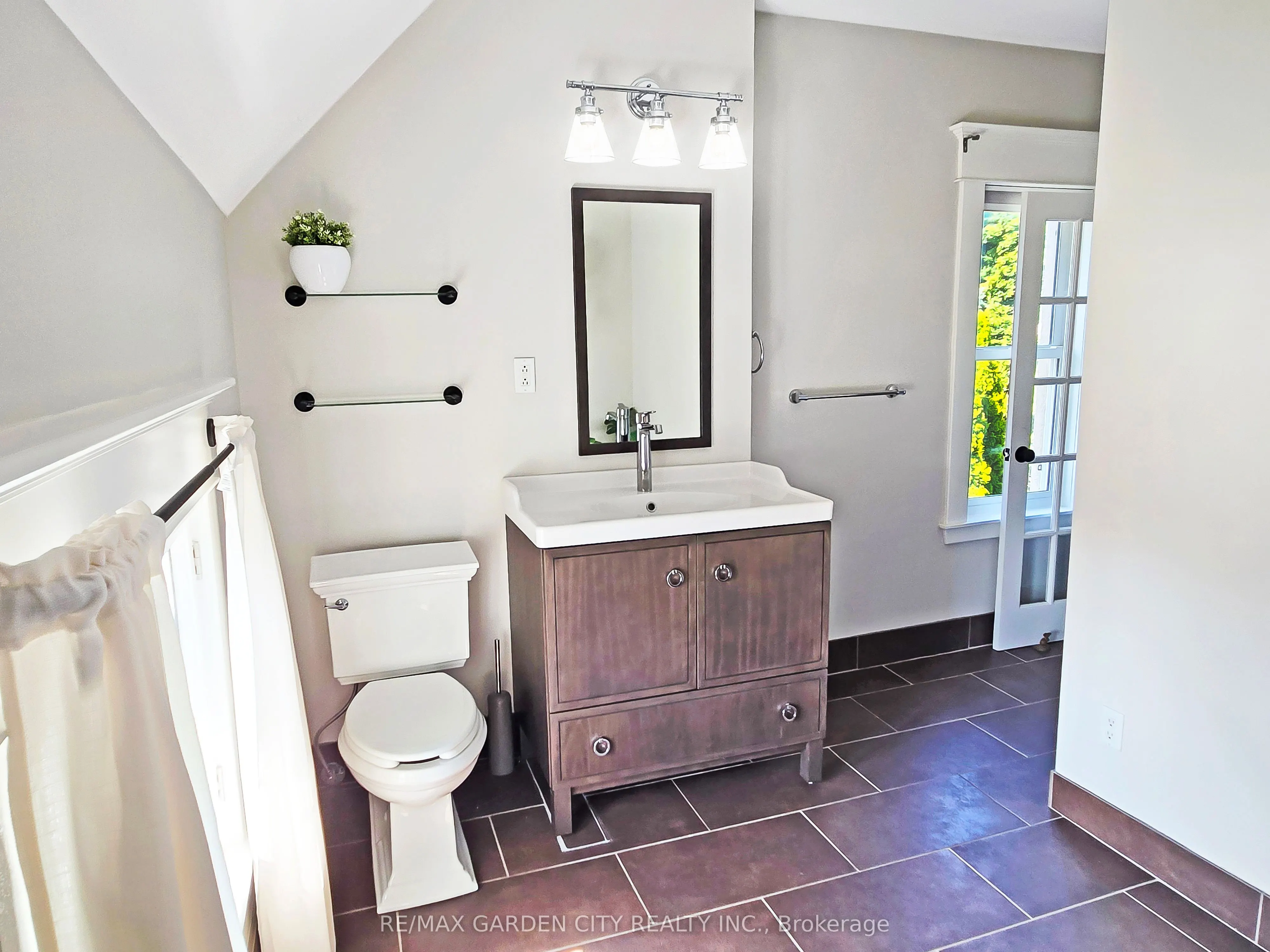 14 ROBINSON Street S