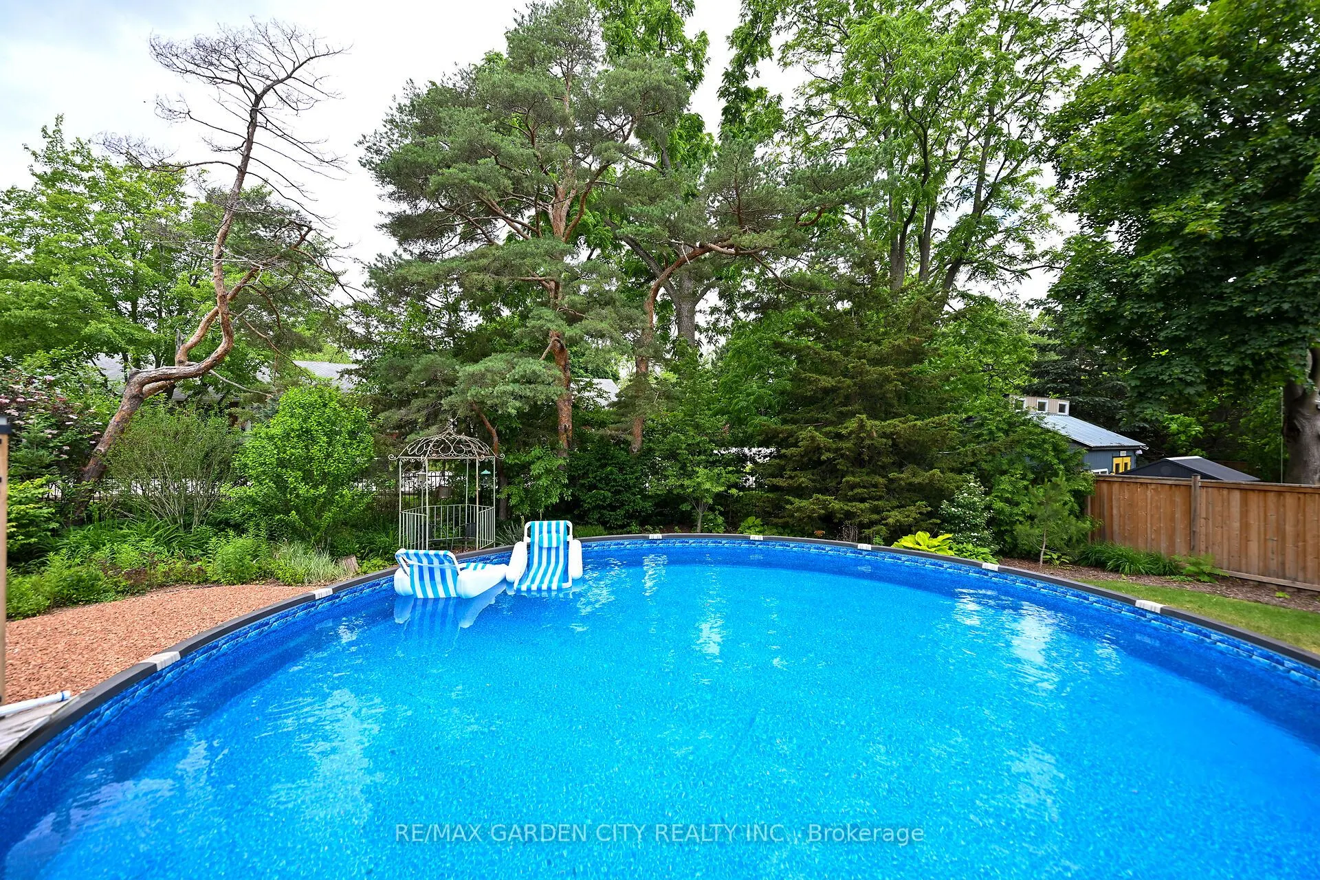 14 ROBINSON Street S