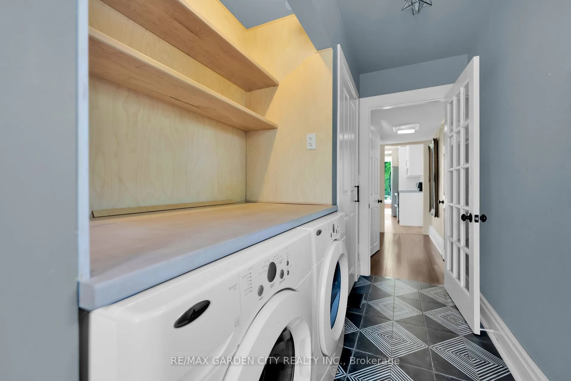 14 ROBINSON Street S