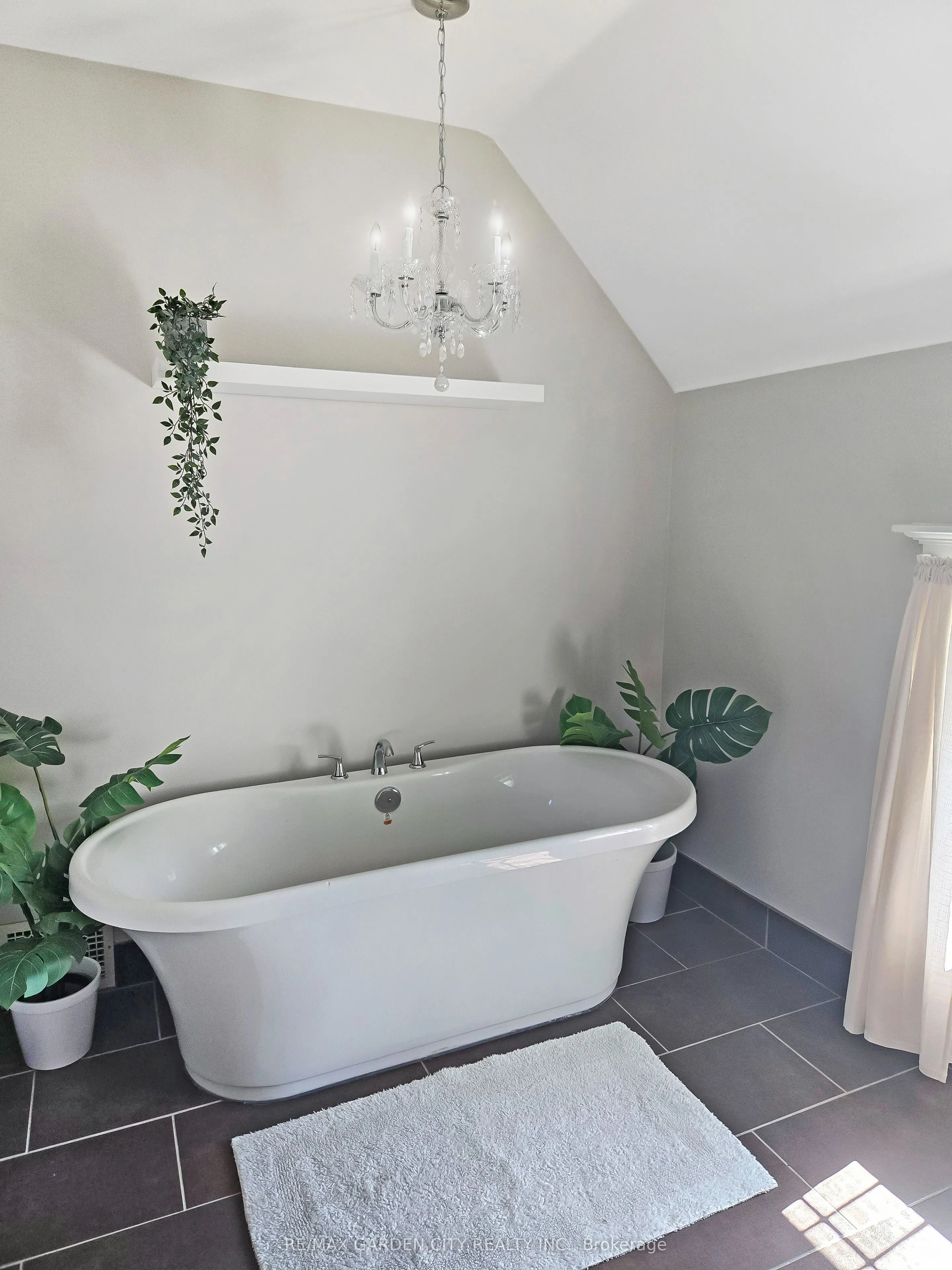 14 ROBINSON Street S