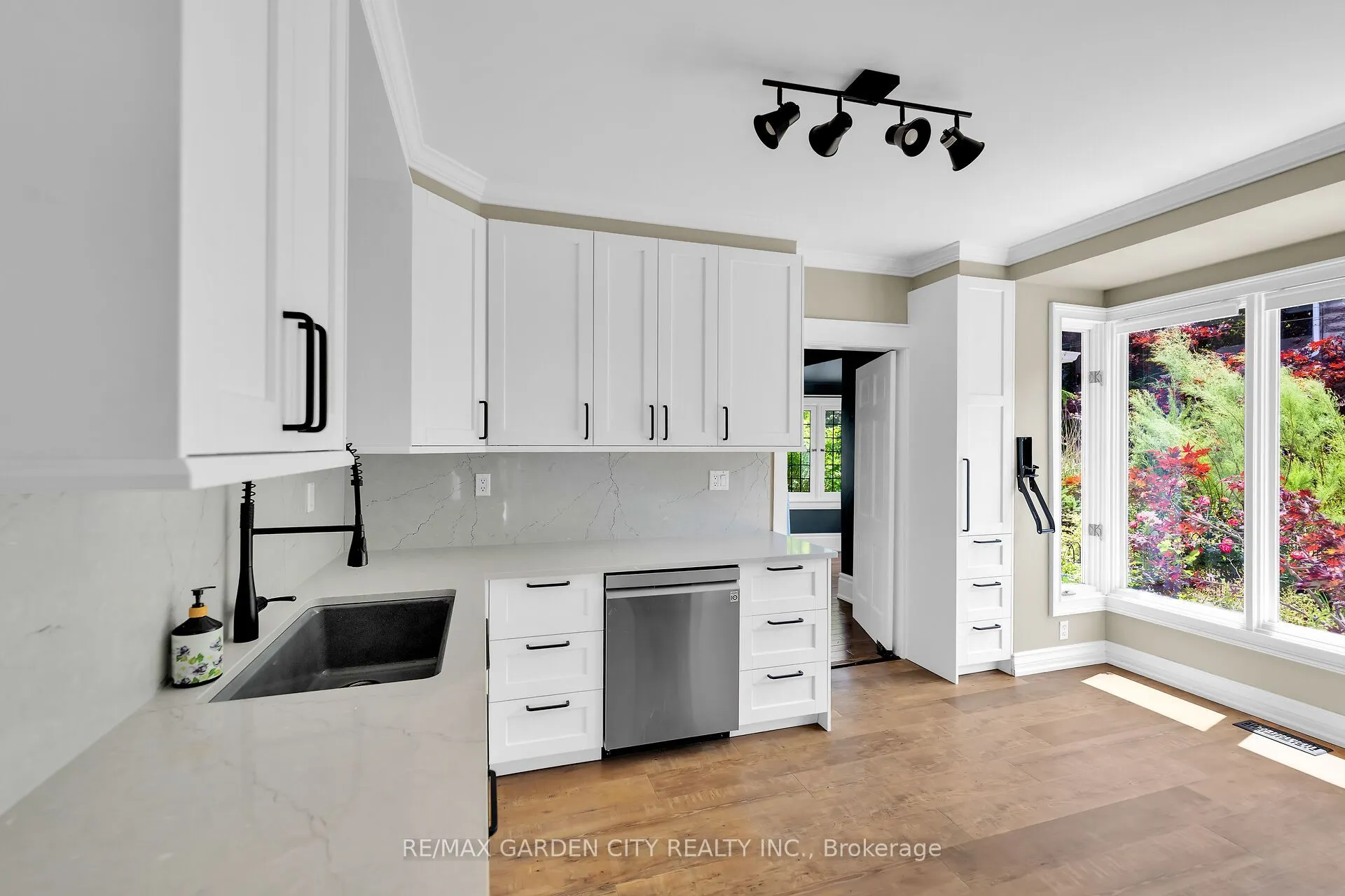 14 ROBINSON Street S