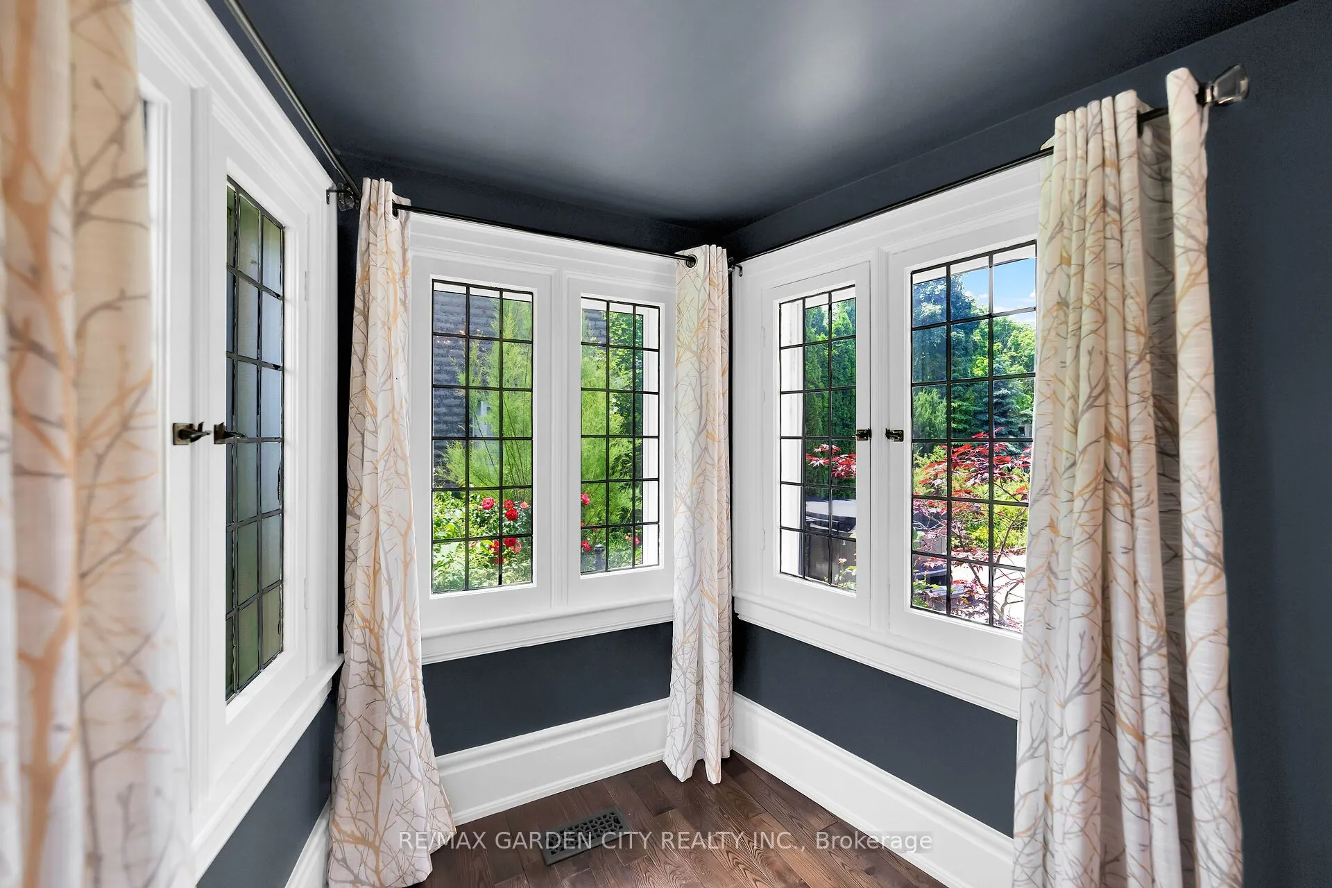 14 ROBINSON Street S