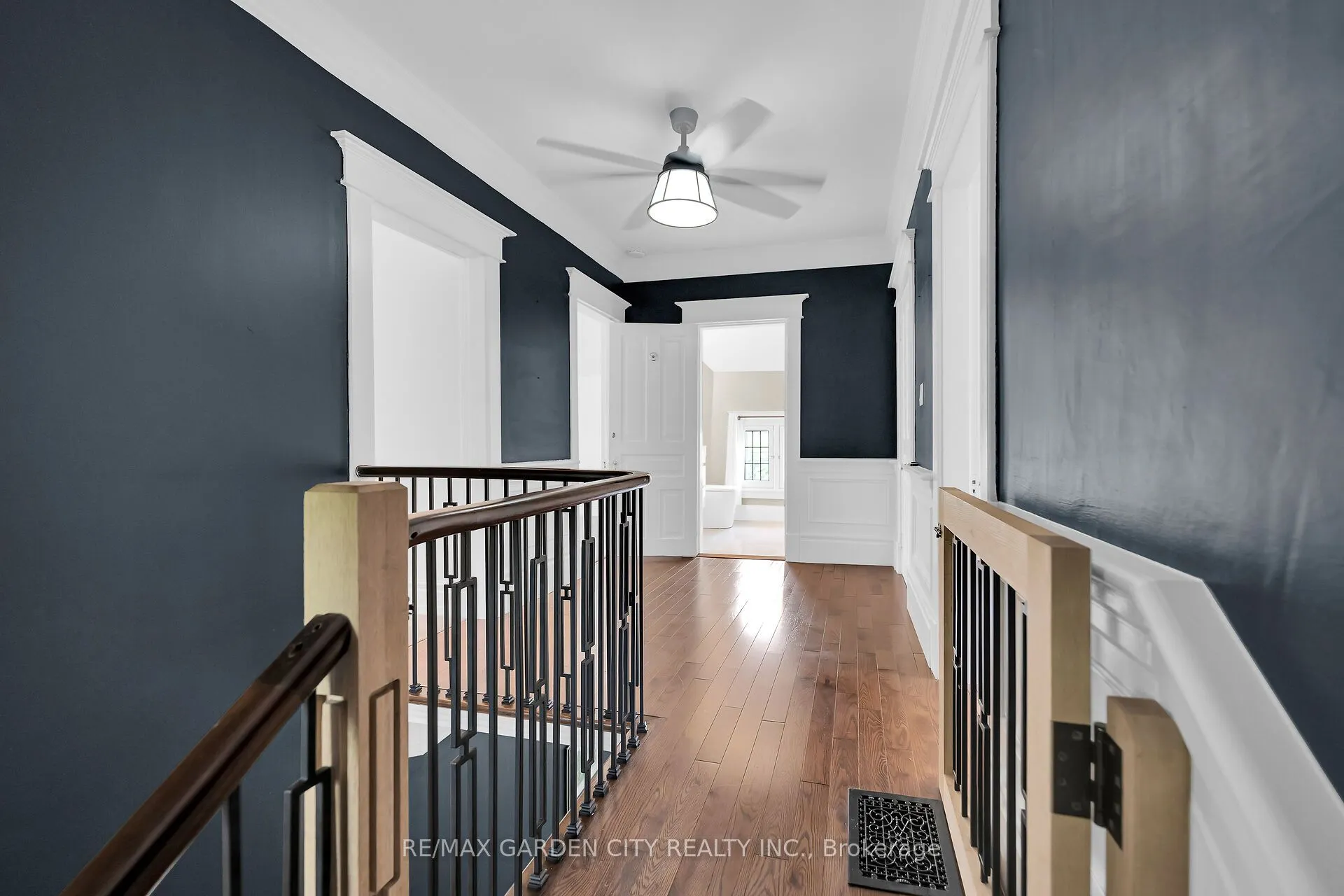 14 ROBINSON Street S