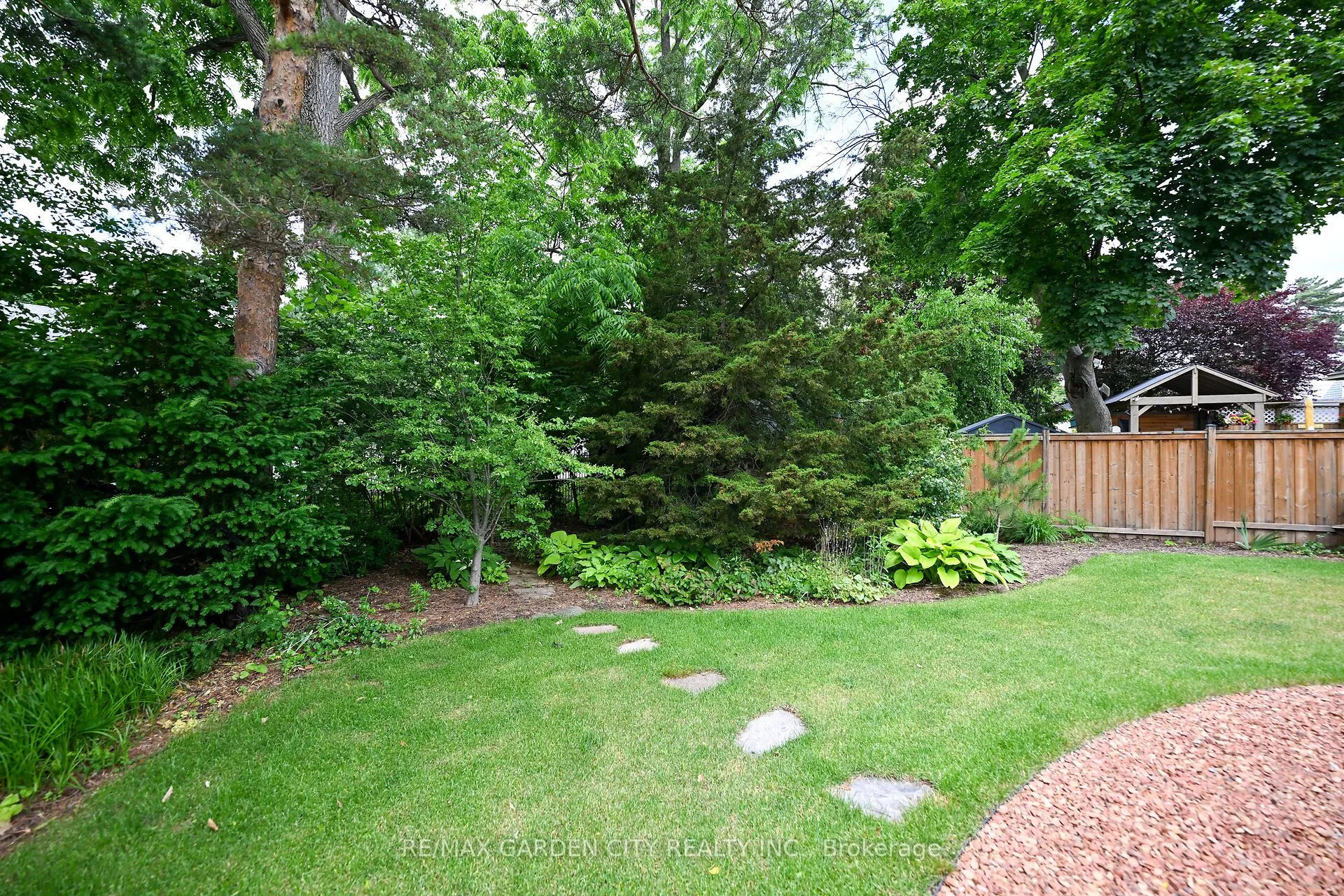 14 ROBINSON Street S