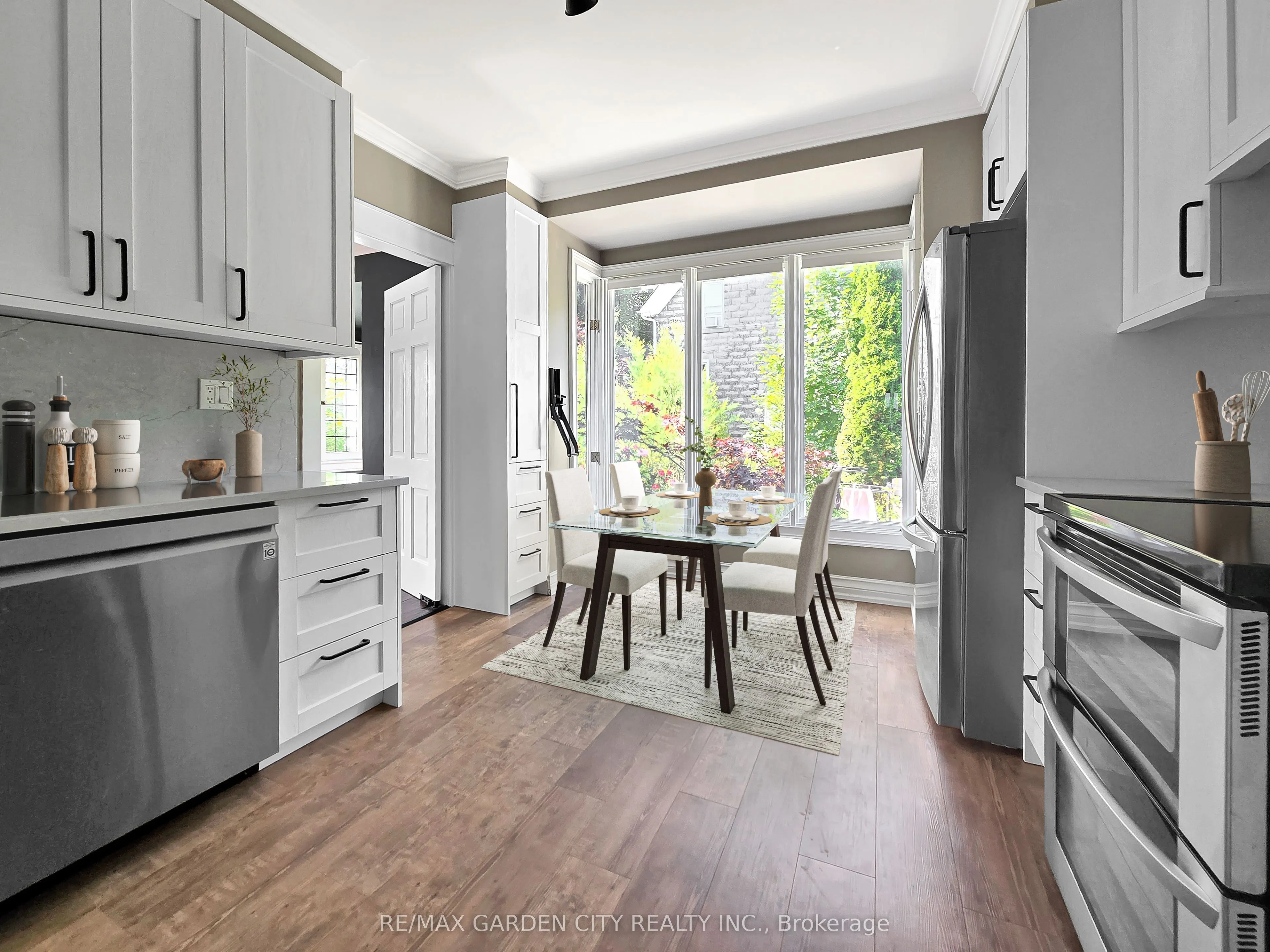 14 ROBINSON Street S