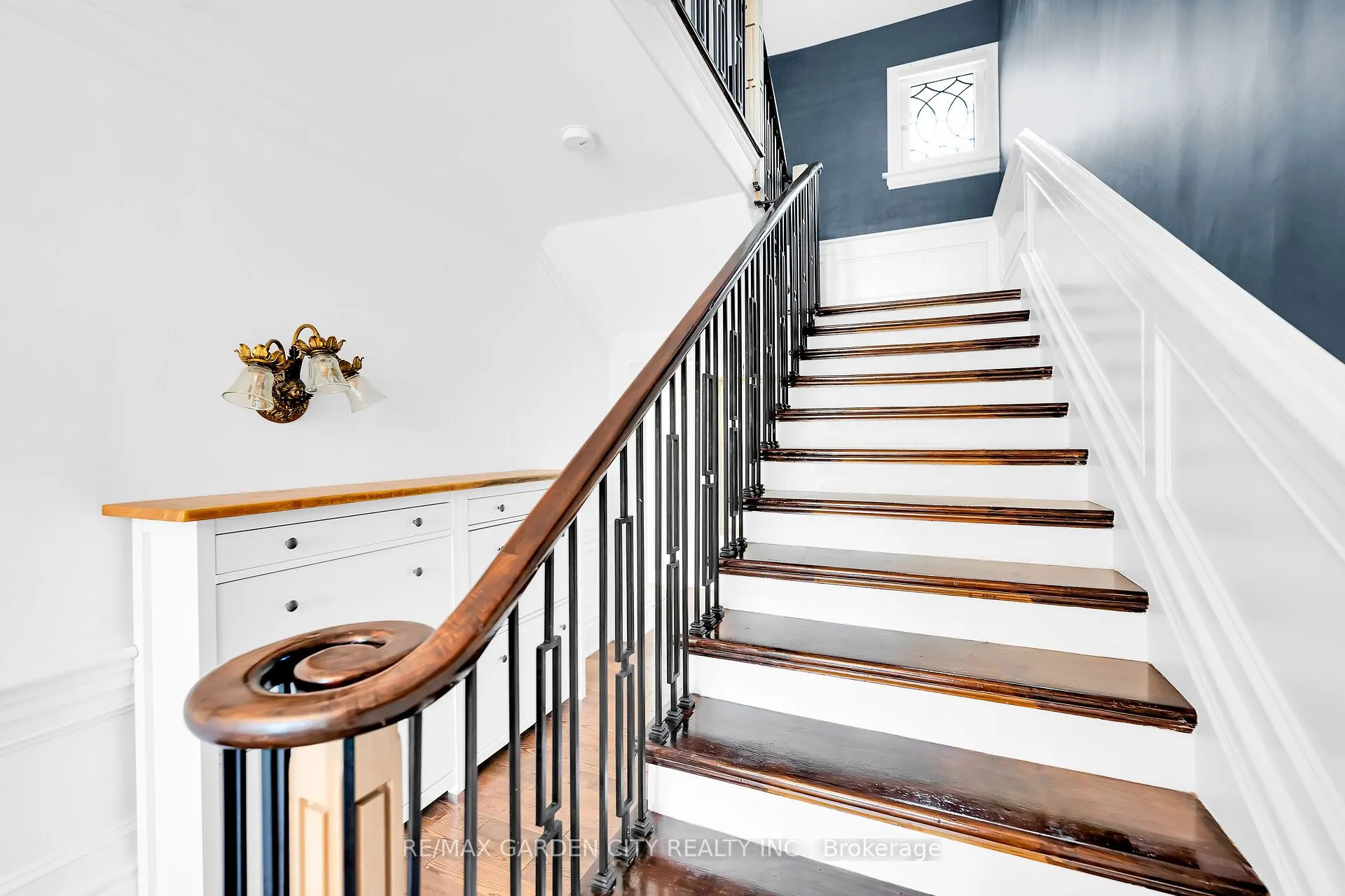 14 ROBINSON Street S