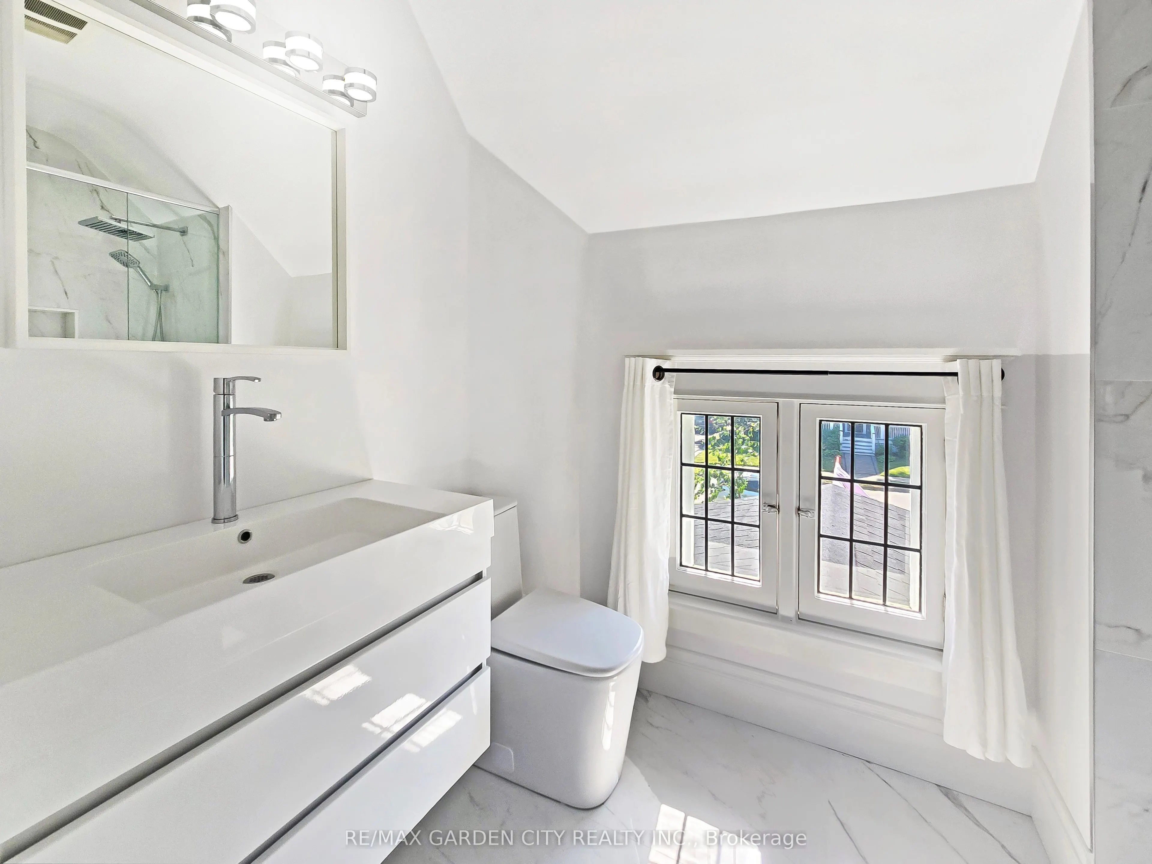 14 ROBINSON Street S