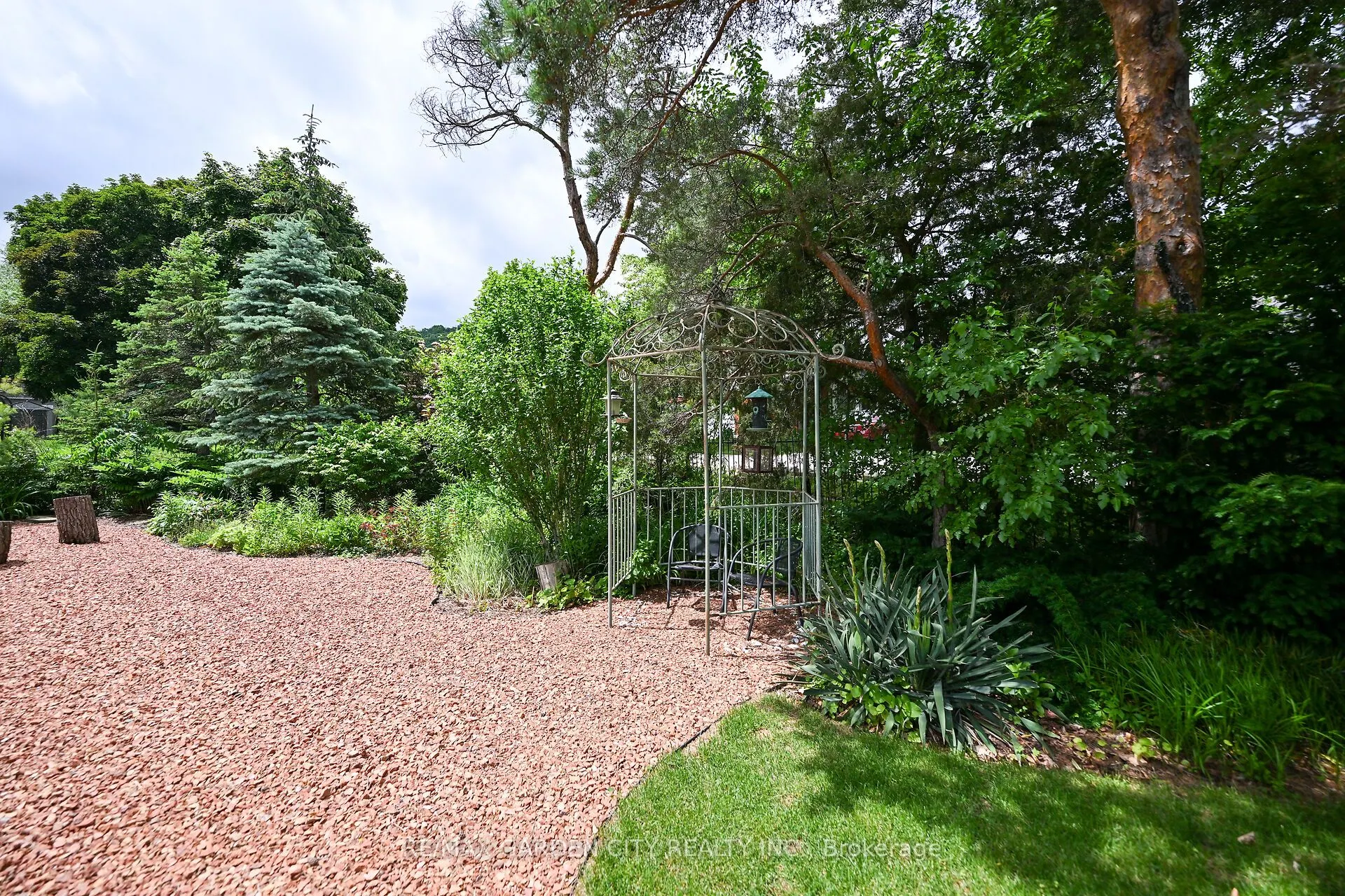 14 ROBINSON Street S