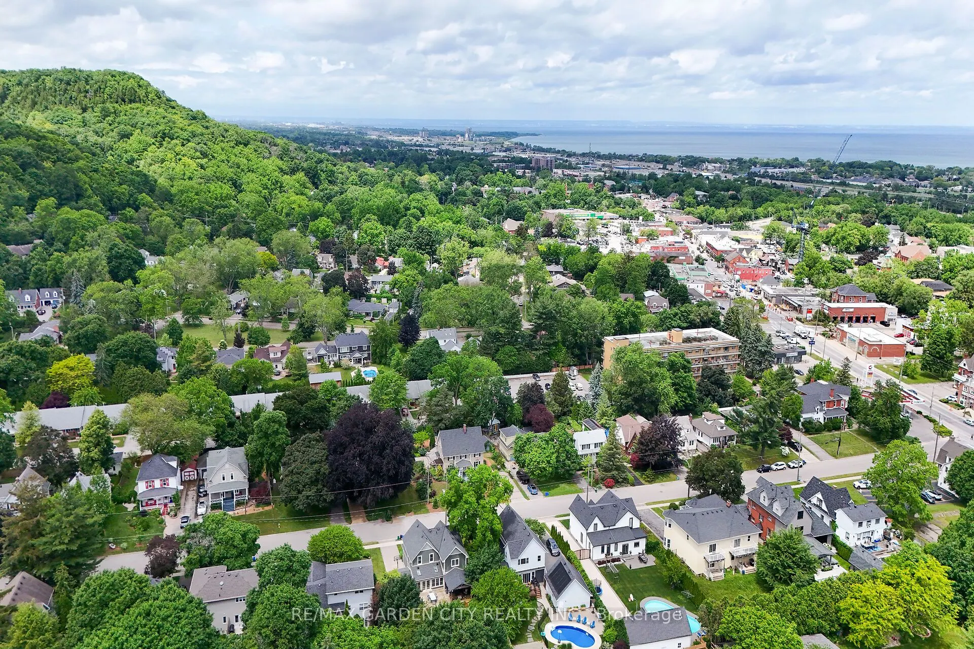 14 ROBINSON Street S